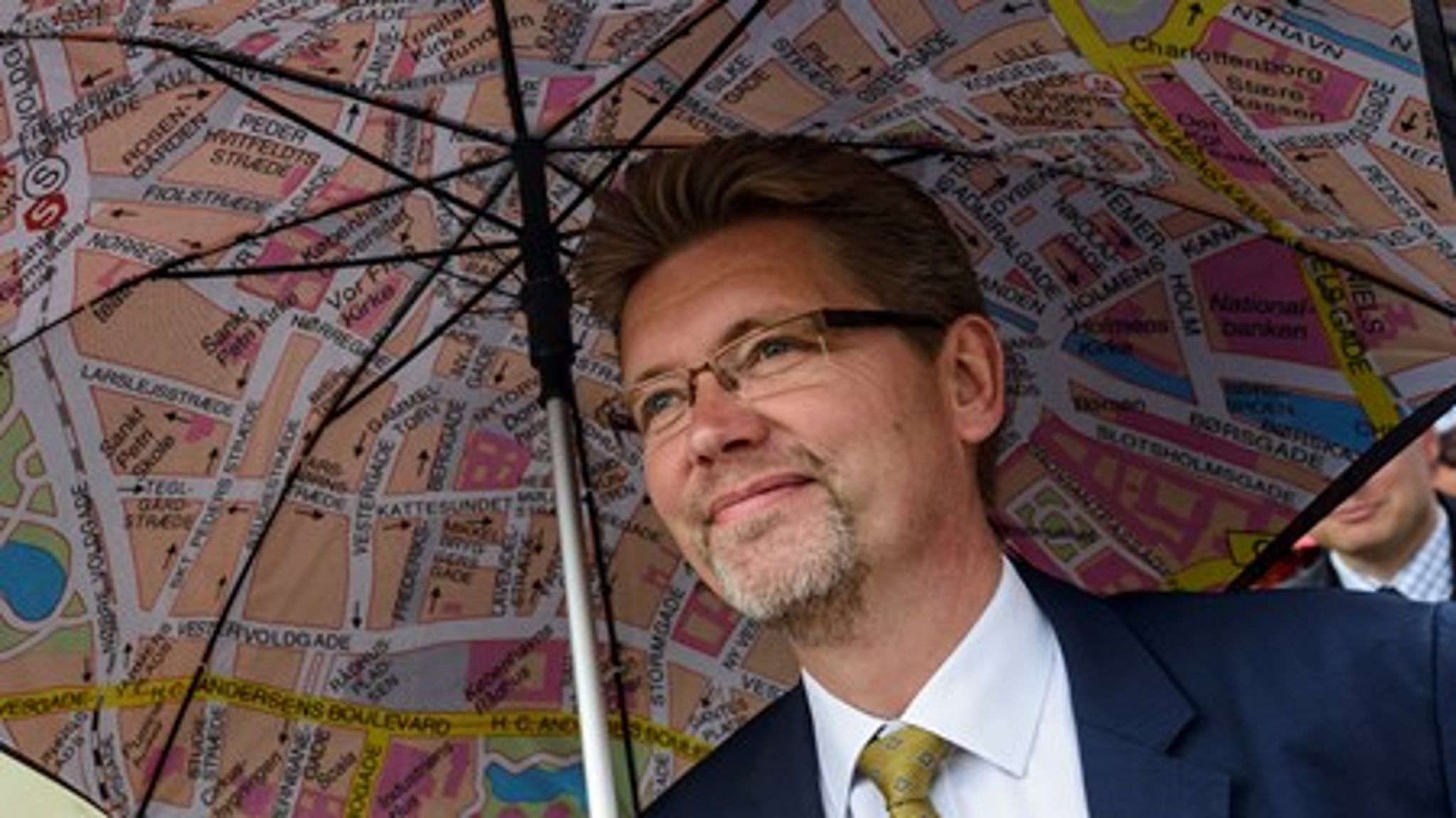 Regeringen har lavet en aftale med Enhedslisten og SF om at sikre nye redskaber til kommunerne. Aftalens store vinder er Københavns overborgmester Frank Jensen (S), som får lov til at stille krav om almene boliger i hovedstadens nye kvarterer. 