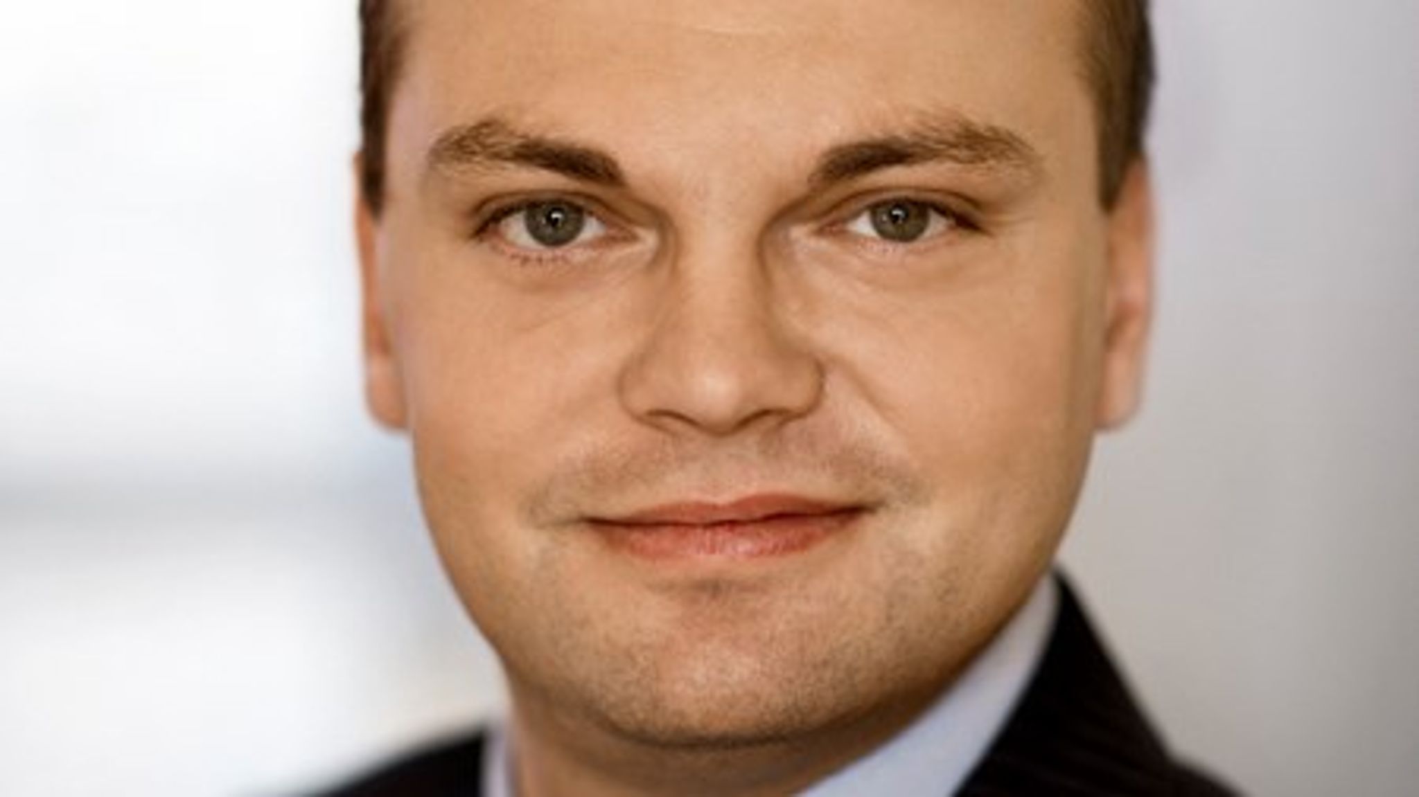 Ved at oprette centrale hjælpemiddelcentre kan kvaliteten blive løftet. Det mener Peter Goll, direktør i Falck Healthcare.