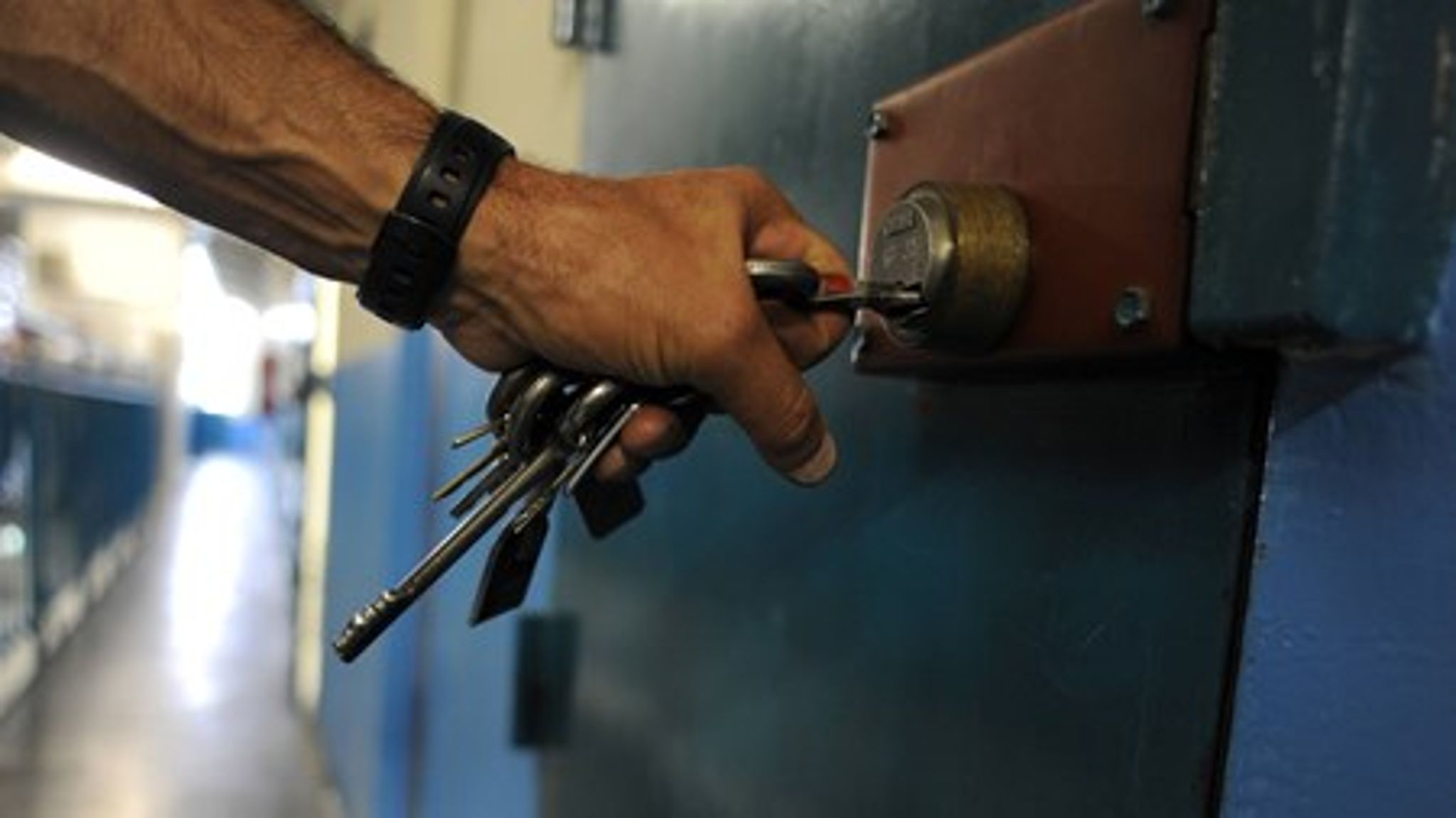 Under Ombudsmandens tilsyn på detentioner i Grønland var der et eksempel på en delvist ubemandet&nbsp;detention, hvor der&nbsp;hverken var mad, drikke eller&nbsp;adgang til toilet, når politiet ikke var tilstede.<br>