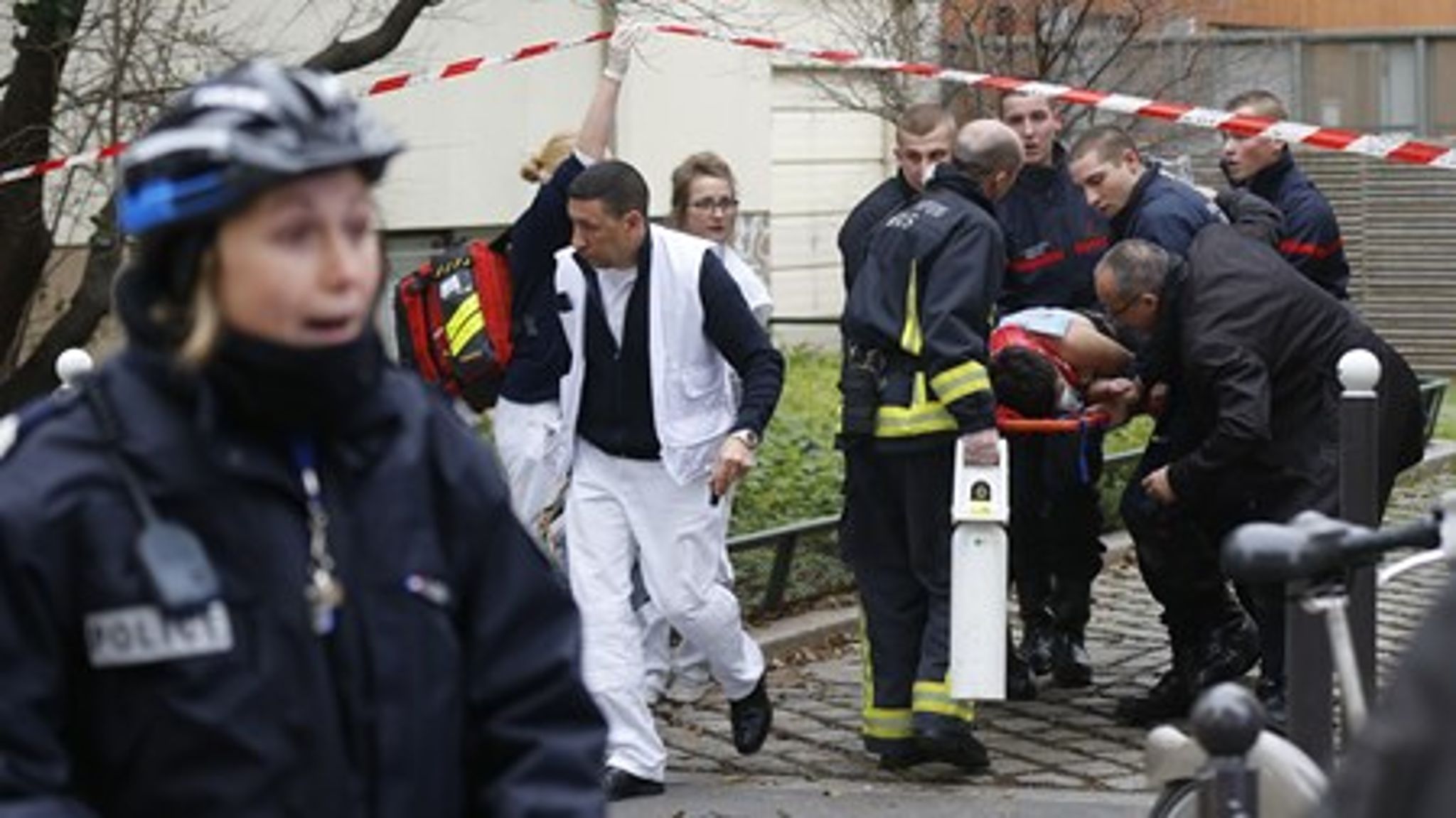 Paris i højeste alarmberedskab efter blodbad på&nbsp;det satiriske magasin Charlie Hebdo.