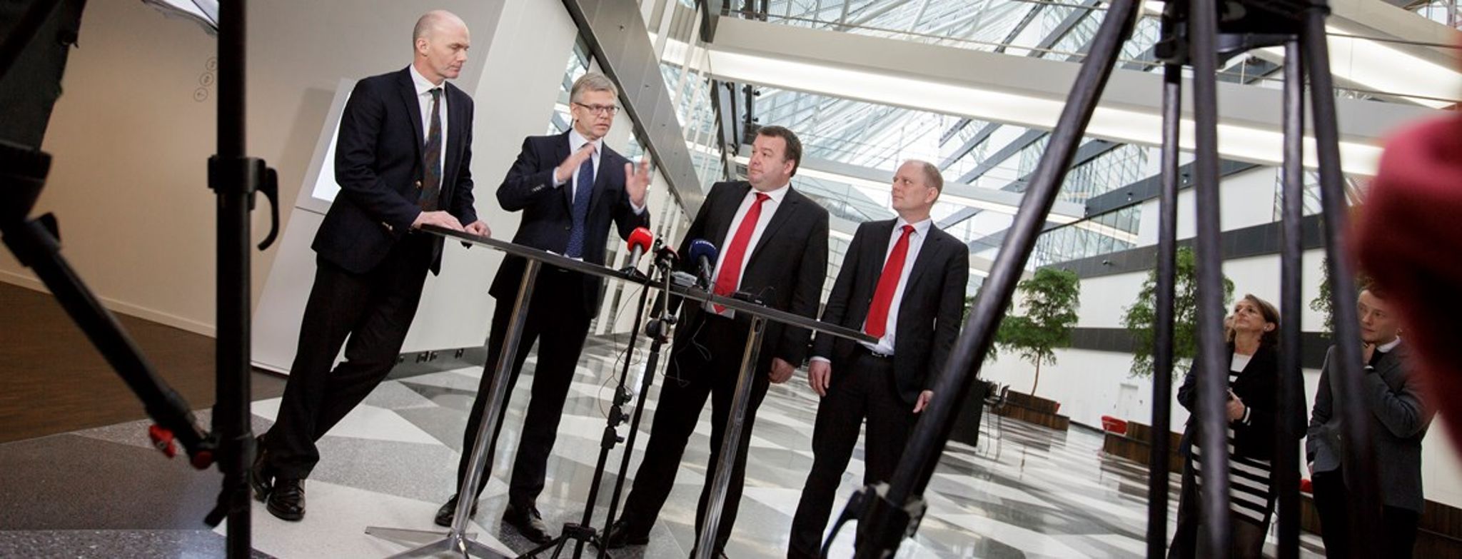 DI er i særklasse, og kun KL har flere kontaktflader med den politiske proces. Her står DI-direktør Karsten Dybvad dog sammen med Claus Jensen fra Dansk Metal, som også er at finde blandt de mest politisk aktive organisationer. <br>