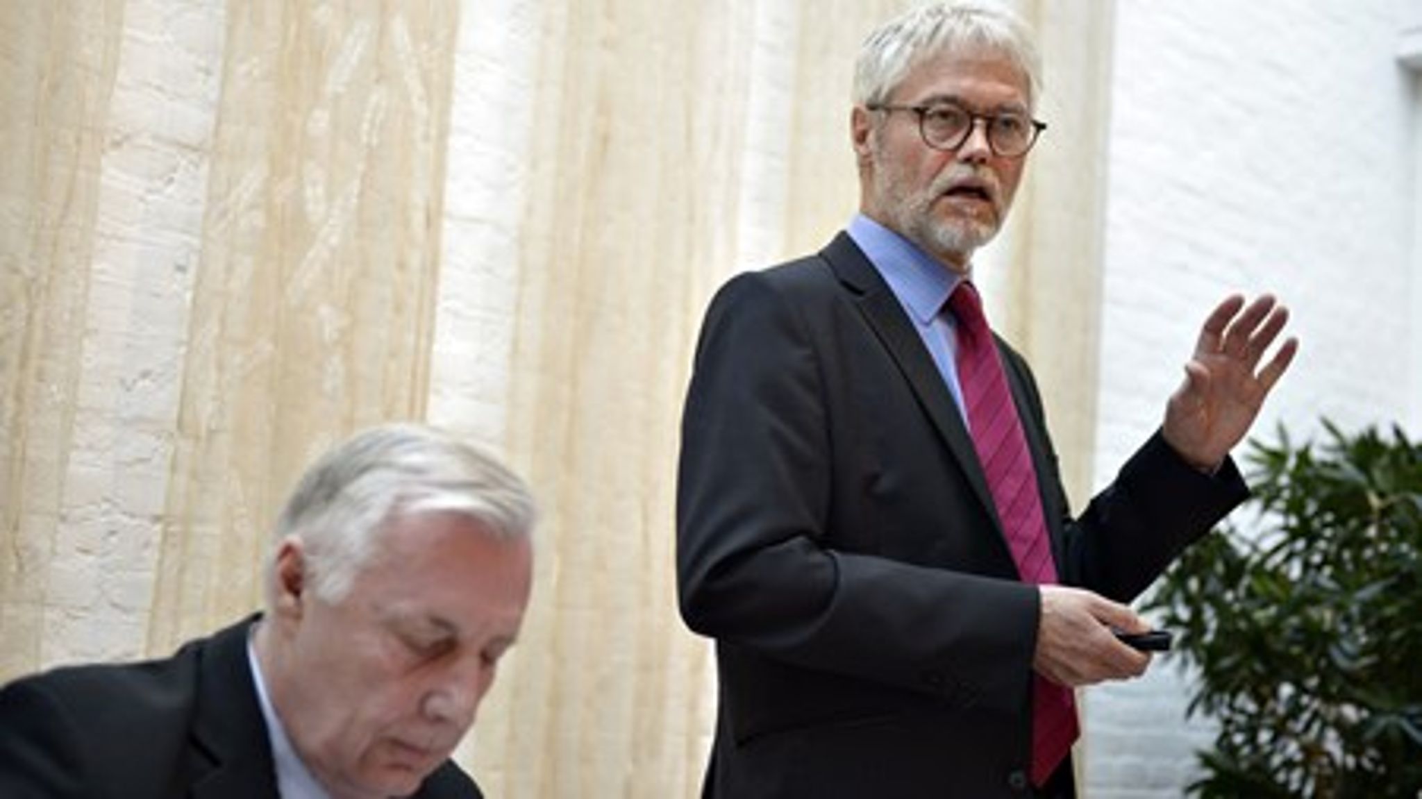 Tirsdag fremlagde et ekspertudvalg med tidligere S-minister Carsten Koch i spidsen 28 anbefalinger til en nyt jobindsats for de ikke-arbejdsmarkedsparate ledige.<br>