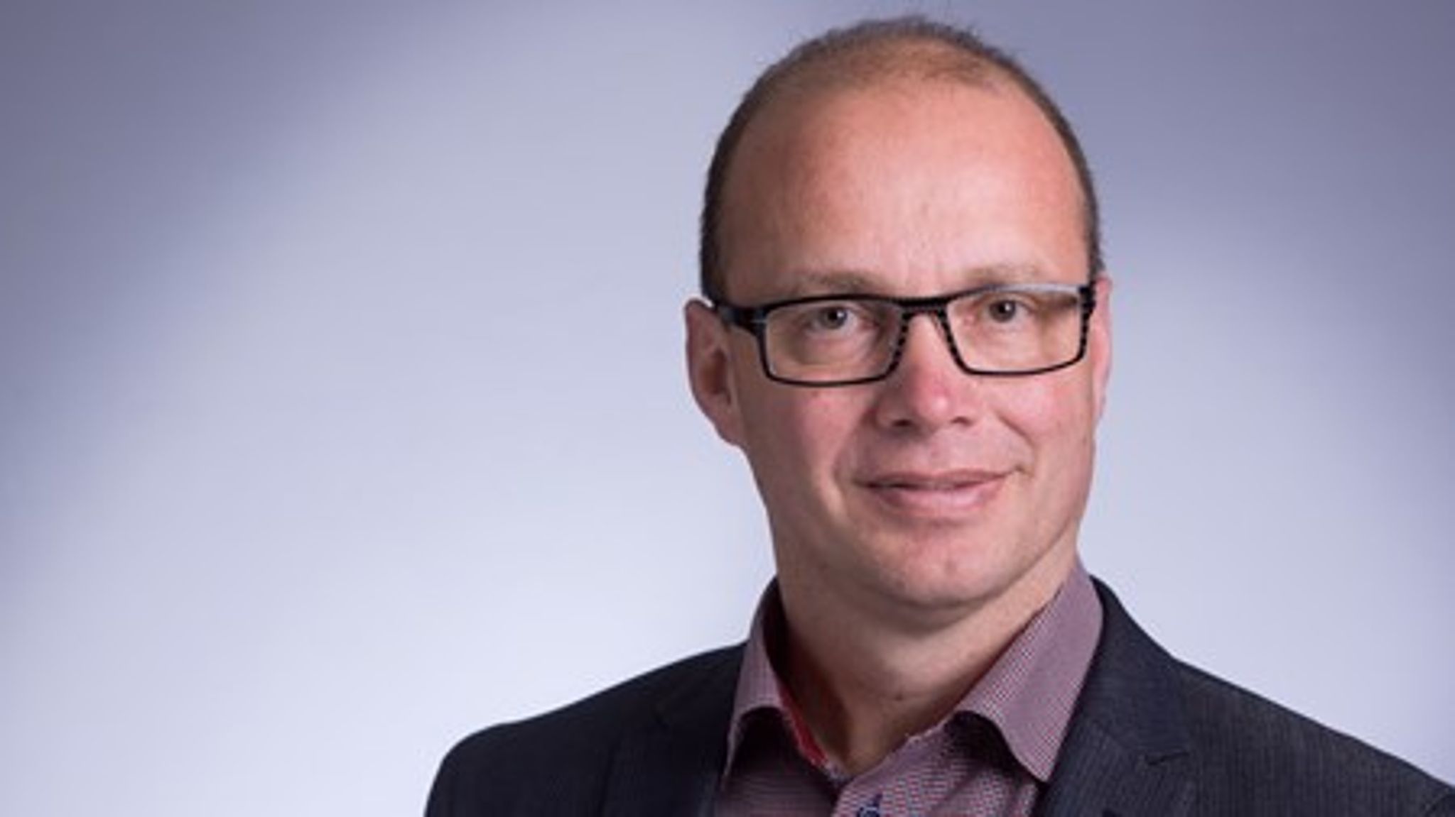 Det offentlige transportsystem skal dække bredt og binde Danmark sammen, lyder det fra Jørn Pedersen, der er formand for KL's Teknik- og Miljøudvalg.