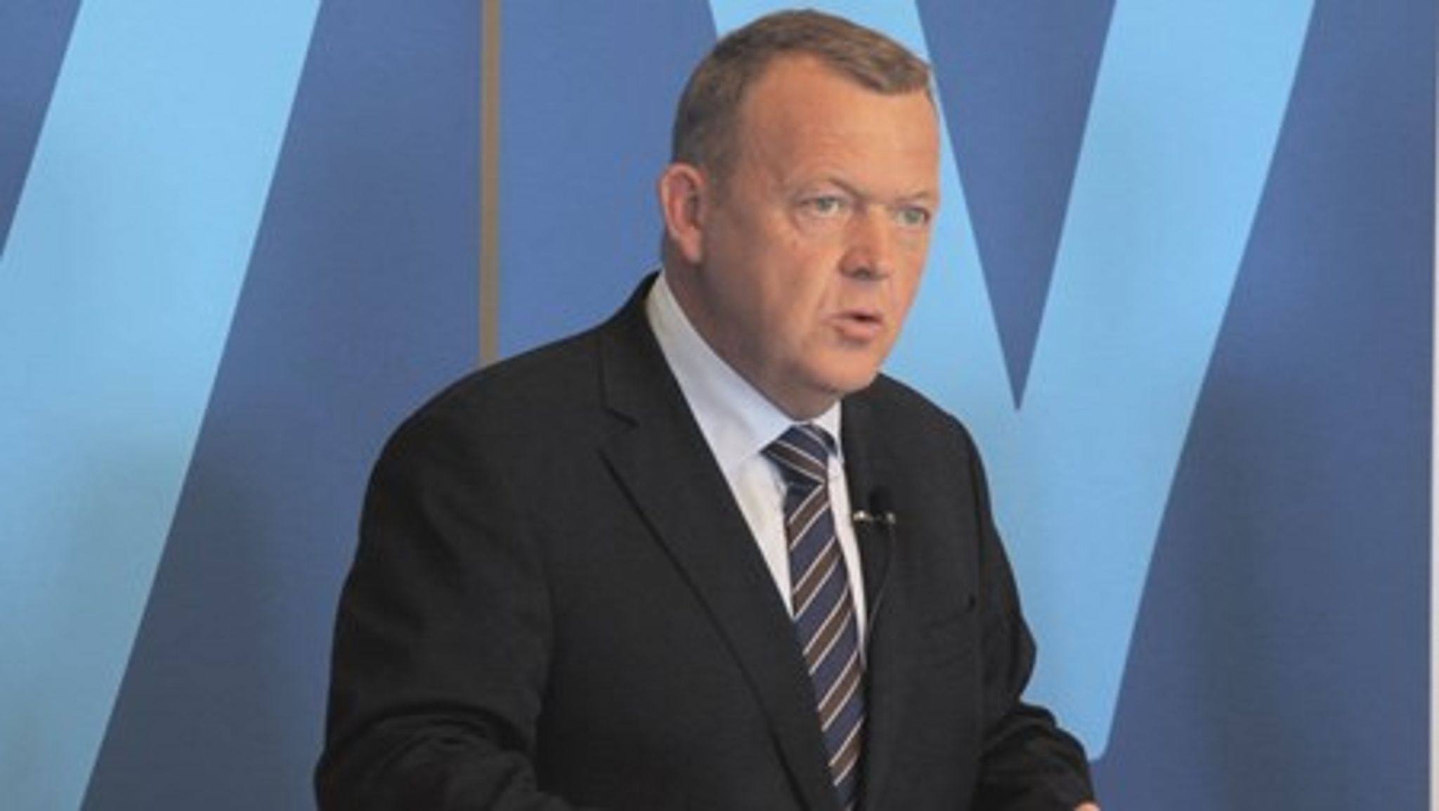 Venstre foreslog som et led i deres finanslovsforslag for 2015, her præsenteret ved formand Lars Løkke Rasmussen, at sætte et loft over, hvor meget danskere kan modtage i sociale ydelser.<br><br>