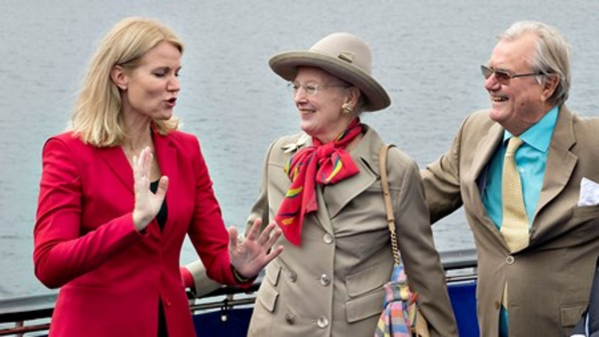 Statsminister Helle Thorning-Schmidt (S) i indlevende samtale&nbsp;med regentparret&nbsp;ombord på færgen Stena Nautica&nbsp;ved indvielsen af&nbsp;Anholt Havmøllepark, 2013.