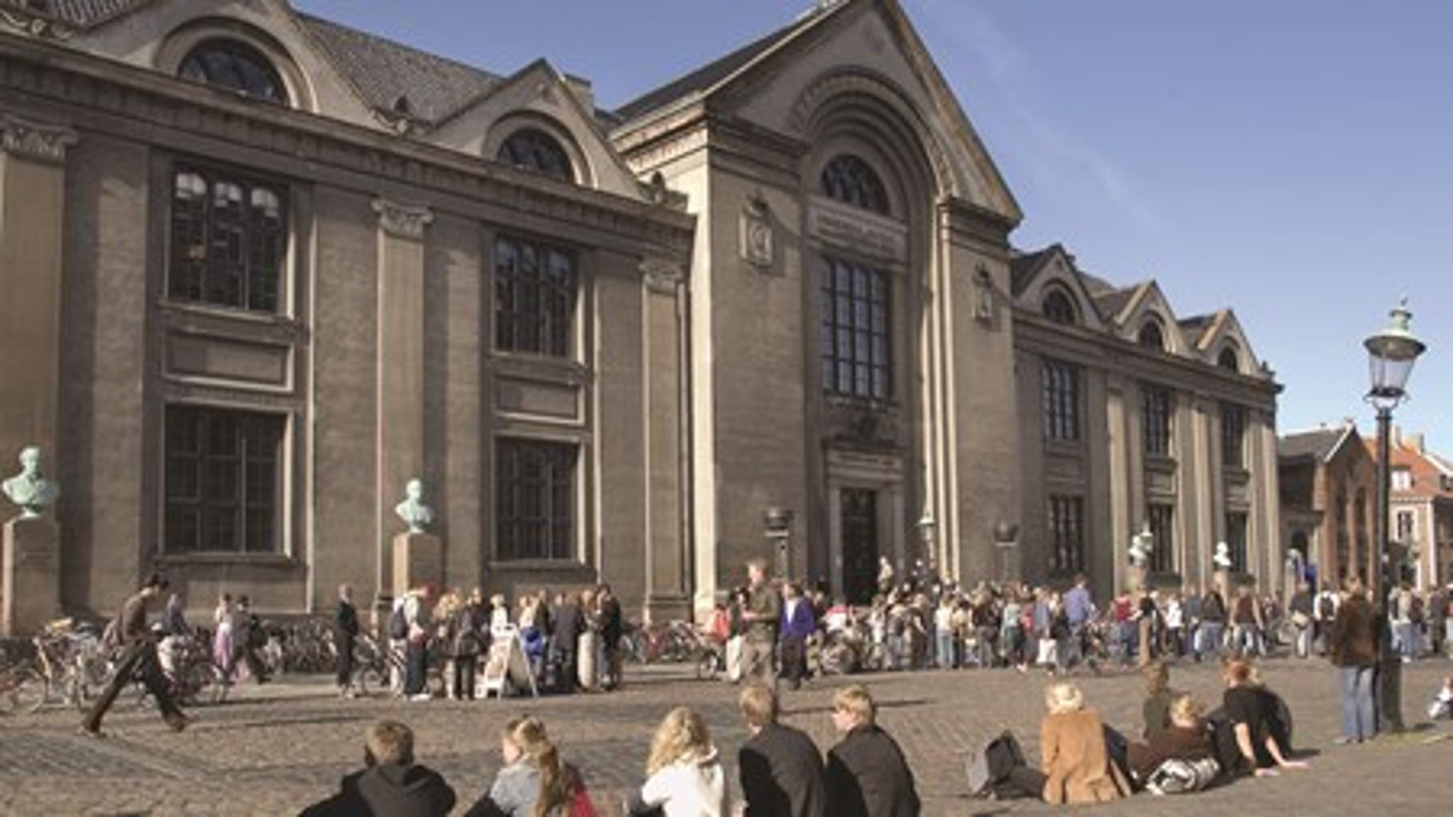 Regeringen vil give de universitetsstuderende ret til at afbryde deres uddannelse i to år mellem bachelor og kandidatuddannelsen. Forligspartneren Venstre er dog lodret imod forslaget. <br>