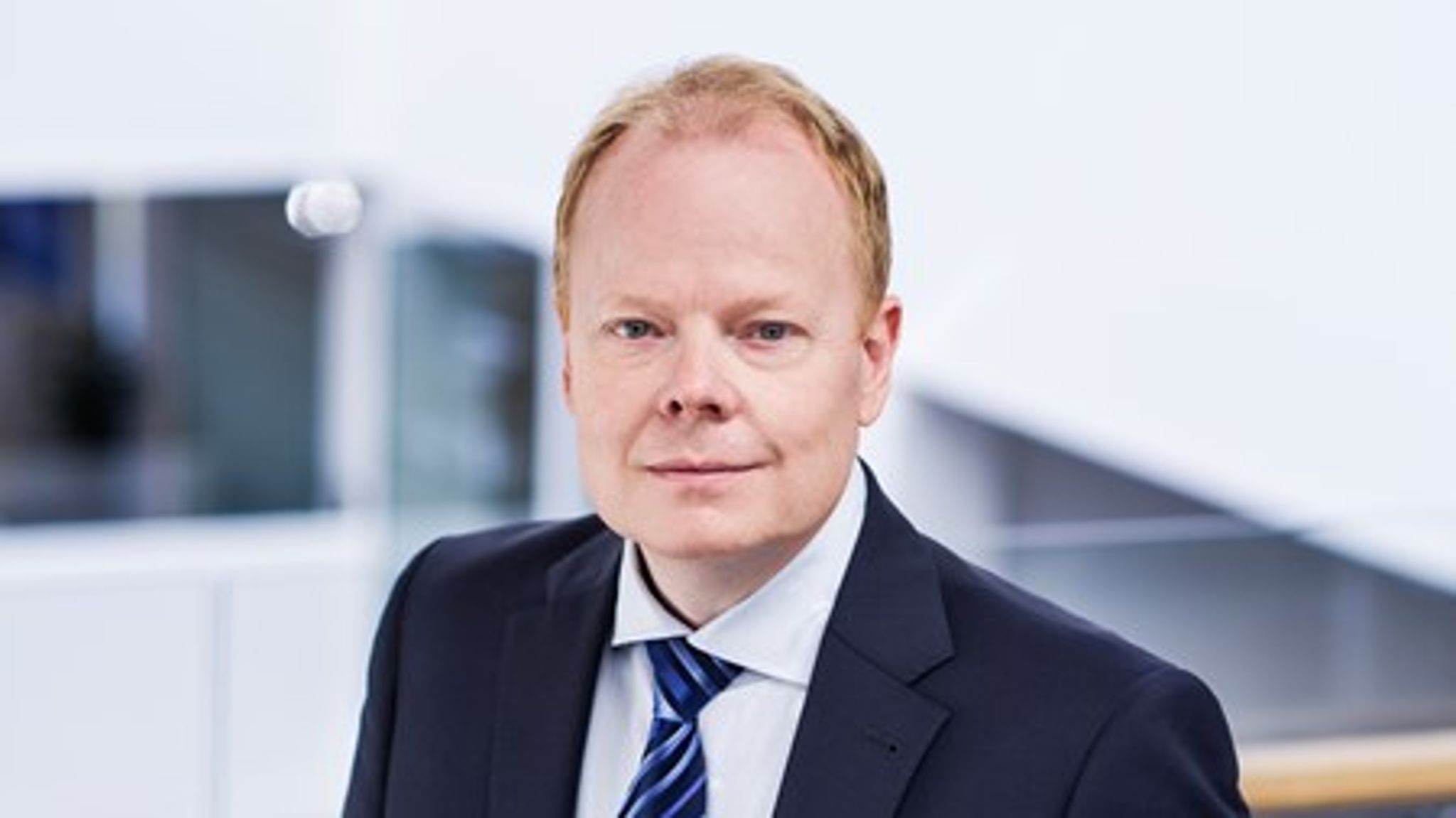 "I Siemens tilbyder vi totale løsninger indenfor automatisering og digitalisering,
hvor maskiner overtager trivielle rutineopgaver. Det sikrer en mere
effektiv, kvalitetsrigtig og smartere produktion, og samtidig sænker det
lønandelen væsentligt, hvilket har en stor betydning i et land som
Danmark," skriver Bjarne
Lykke Sørensen, divisionsdirektør for Digital Factory/Process
Industries & Drives, Siemens.<br><br>