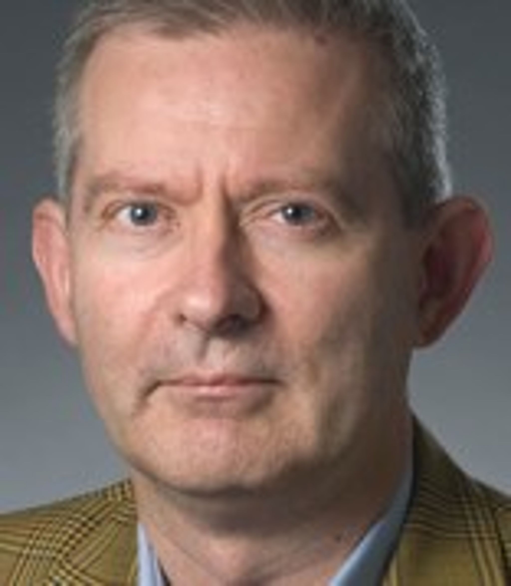 "Fundamentet for samspillet mellem erhvervsliv og
forskning – også ph.d.-uddannelse – skal grundlægges allerede i
universitetsuddannelserne. Det kunne eksempelvis ske i specialeforløbet, hvor man
aktuelt drøfter mere fleksible formater, der tillader en øget
erhvervsinddragelse," skriver







Johnny Laursen, konstitueret dekan, Arts, Aarhus Universitet,
og formand for Danske Universiteters ph.d.-arbejdsgruppe. <br>