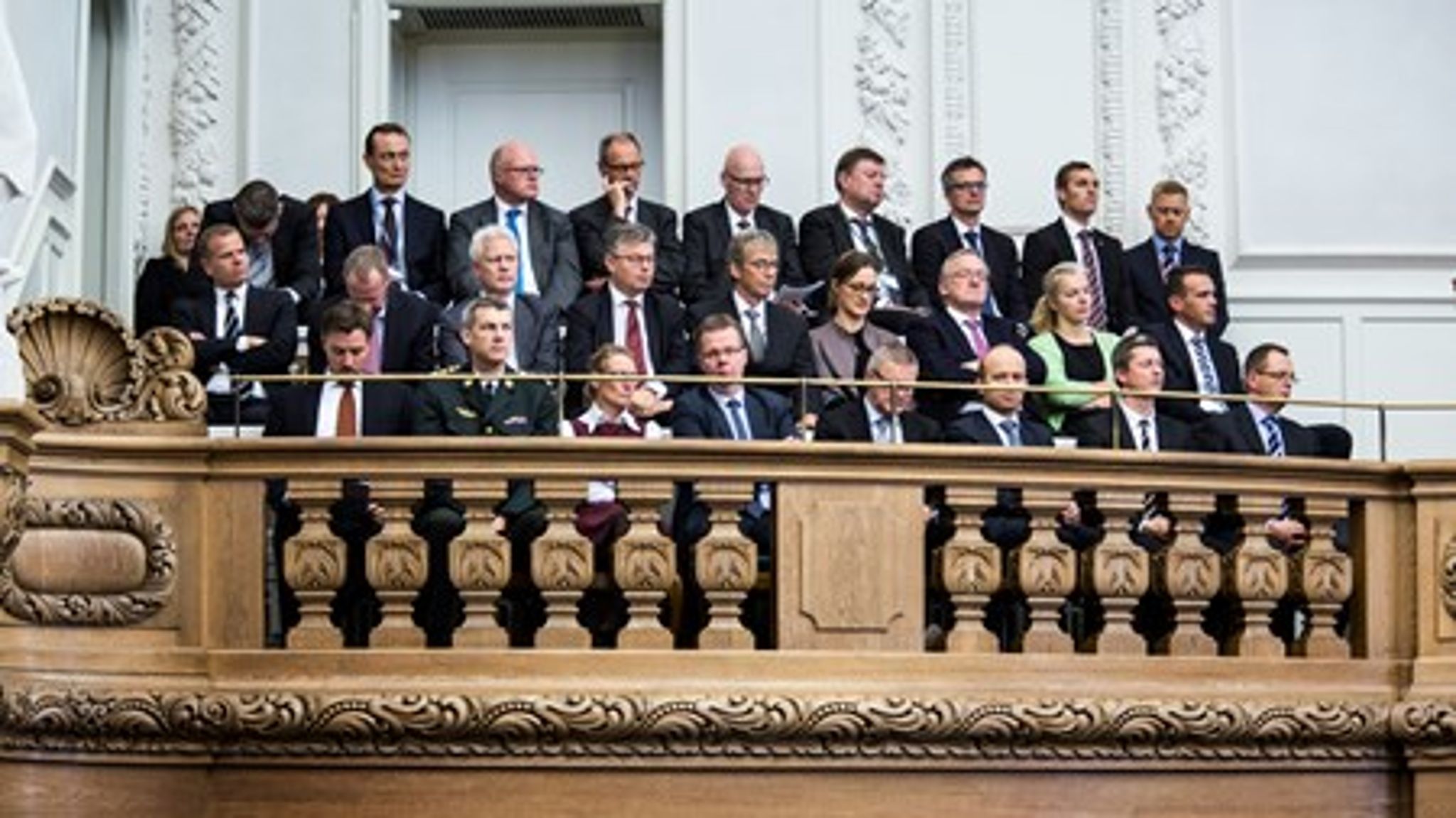 Alle ministeriernes departementschefer samlet ved Folketingets åbning i oktober. Ender valget med blå sejr og en ren Venstre-regering, er det sandsynligt, at en række ministerier lægges sammen, og&nbsp;en håndfuld departementschefer kommer i overskud, skriver Susanne Hegelund og Peter Mose.&nbsp;