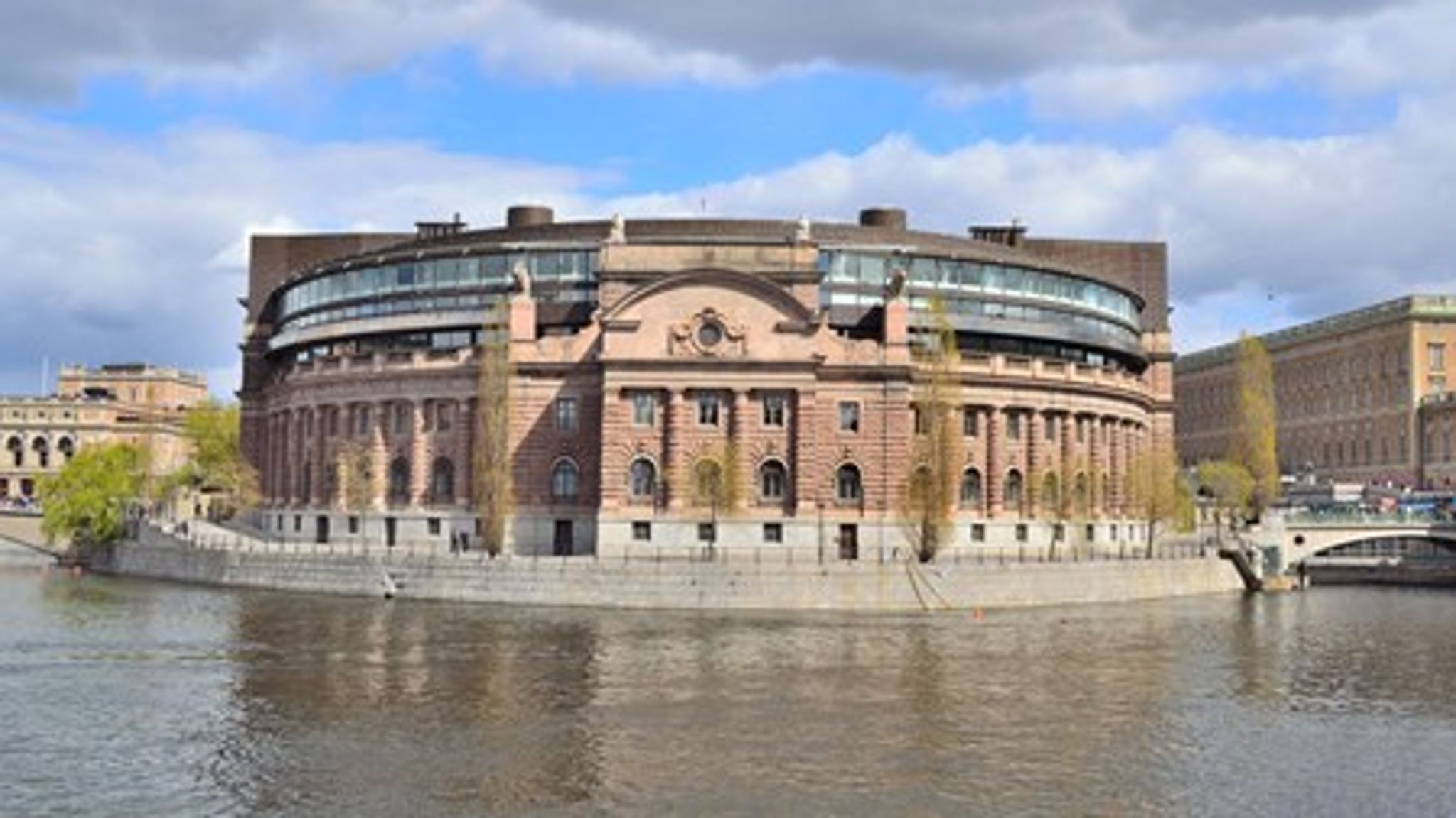 Den socialdemokratisk ledede svenske regering fik tirsdag stemt sin finanslov&nbsp;igennem Riksdagen. Det betyder, at økonomien for folk, der ikke arbejder, fra 2016 vil&nbsp;blive forbedret markant i&nbsp;Sverige.&nbsp;