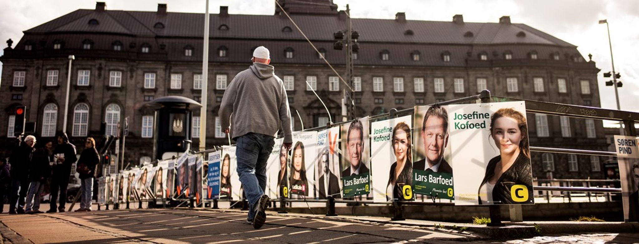 - Gid mindst 88,8 procent af de stemmeberettigede aftjener deres demokratiske borgerpligt og sætter kryds, skriver chefredaktør Rasmus Nielsen i klummen Skud for Borgen.