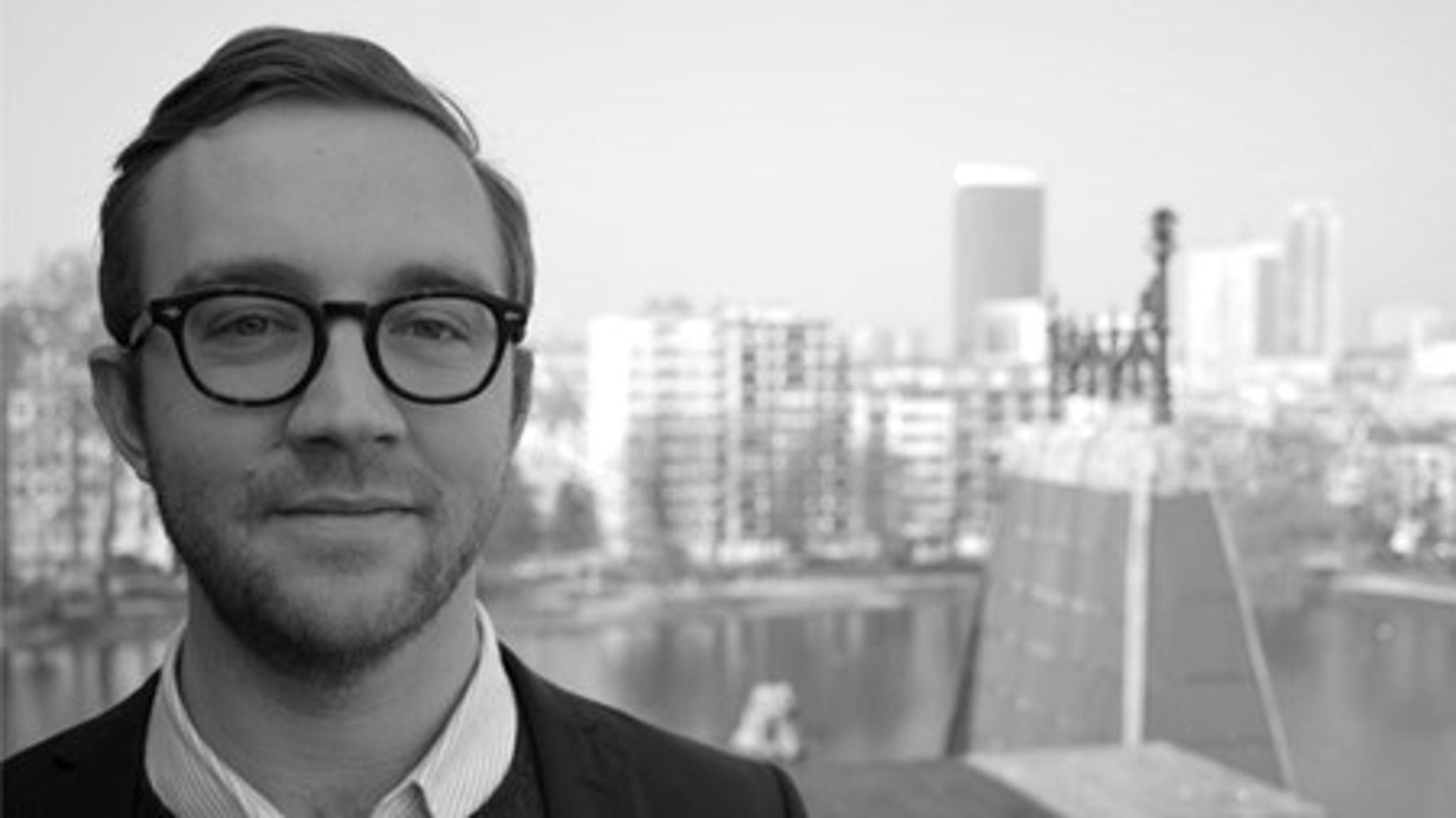 "Vi har kigget på alle de universiteter, der har
fået midler fra Horizon 2020. Her viste det sig, at universiteter med en fast
repræsentation i Bruxelles havde et hjemtag på 3,6 millioner EUR i gennemsnit,
mens universiteterne uden repræsentation kun modtog 1,4 millioner EUR i
gennemsnit,"<i> </i>skriver EU-konsulent
i Det Syddanske EU-Kontor Christian Walther Bruun.



<br>