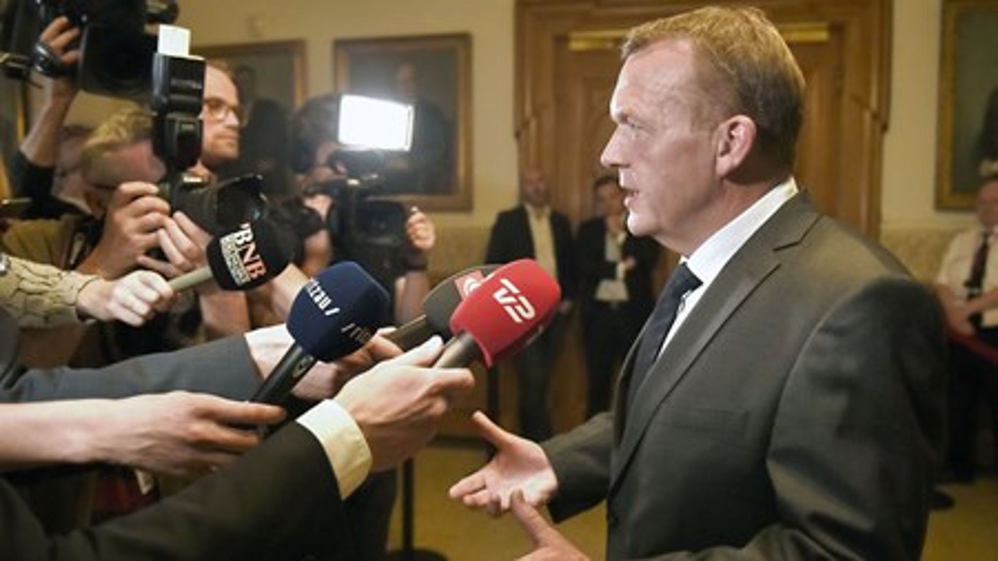 Lars Løkke Rasmussen fortæller fredag aften, at han vil danne en smal V-regering.&nbsp;