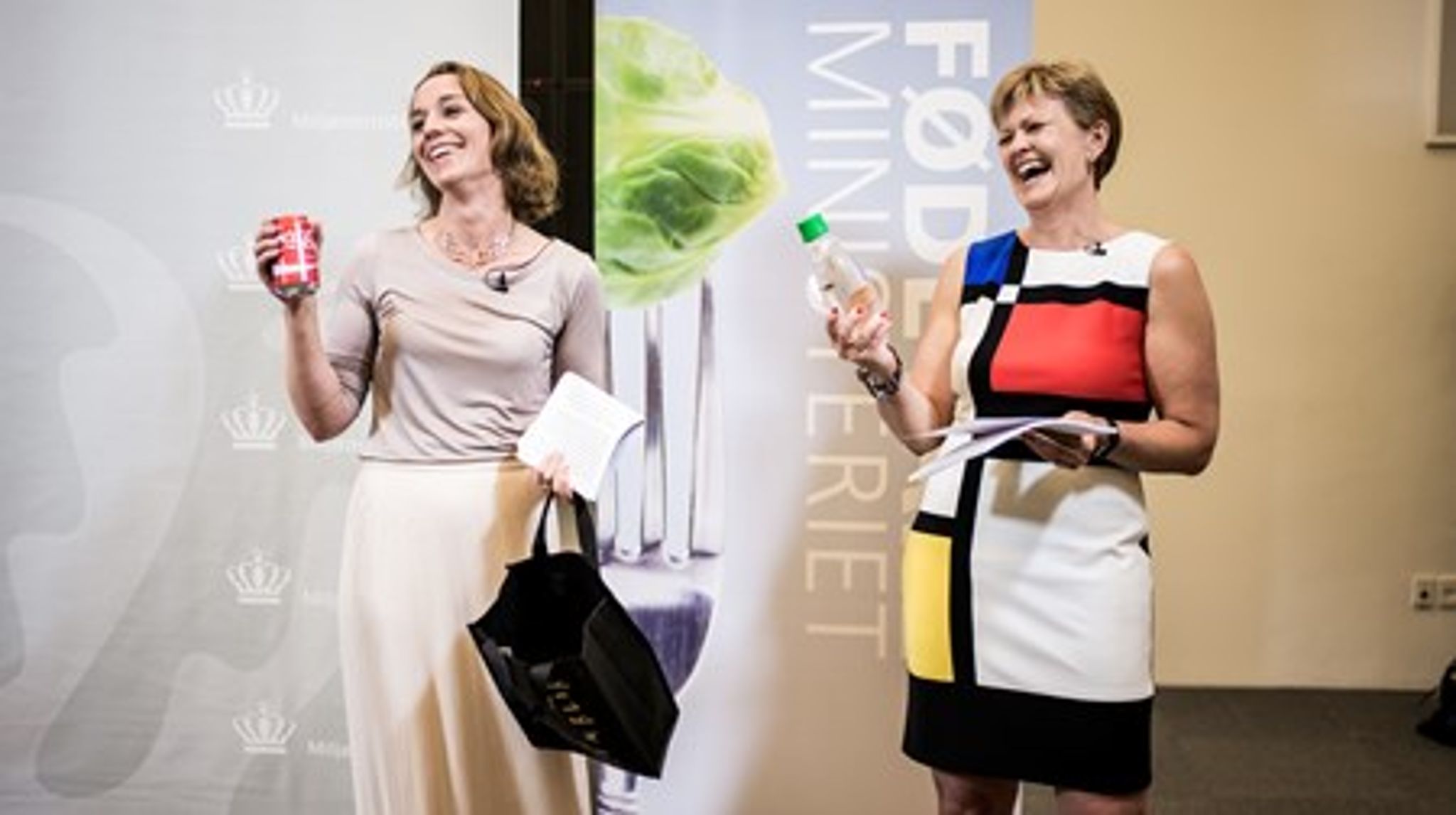 Kirsten Brosbøl (S) gav blandt andet en glasflaske med dansk postevand og en dåsecola uden pant til den nye minister for miljø og fødevarer, Eva Kjer Hansen (V). Kirsten Brosbøl refererede dermed til to af de ændringer, som hun foretog i sin ministertid. 