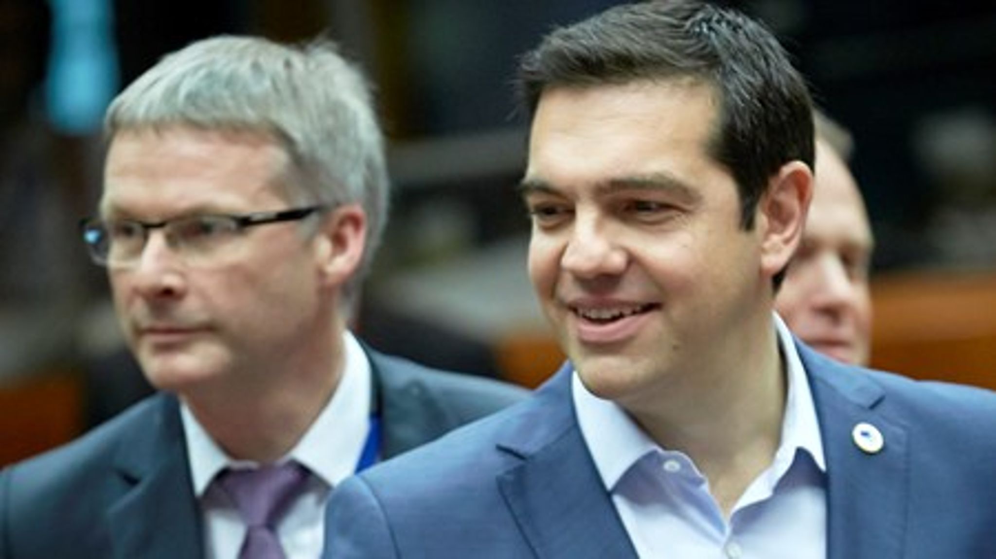 Ny generalsekretær for EU's Ministerråd Jeppe Tranholm-Mikkelsen (t.v.) i skyggen af Grækenlands premierminister Alexis Tsipras under det skæbnetopmøde i juli, der ledte til landets tredje redningspakke.