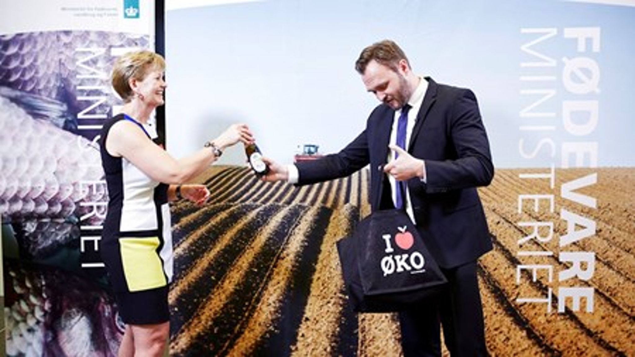 Dan Jørgensen (S) overdrager Fødevareministeriet til den nye fødevare- og miljøminister, Eva Kjer Hansen (V).&nbsp;