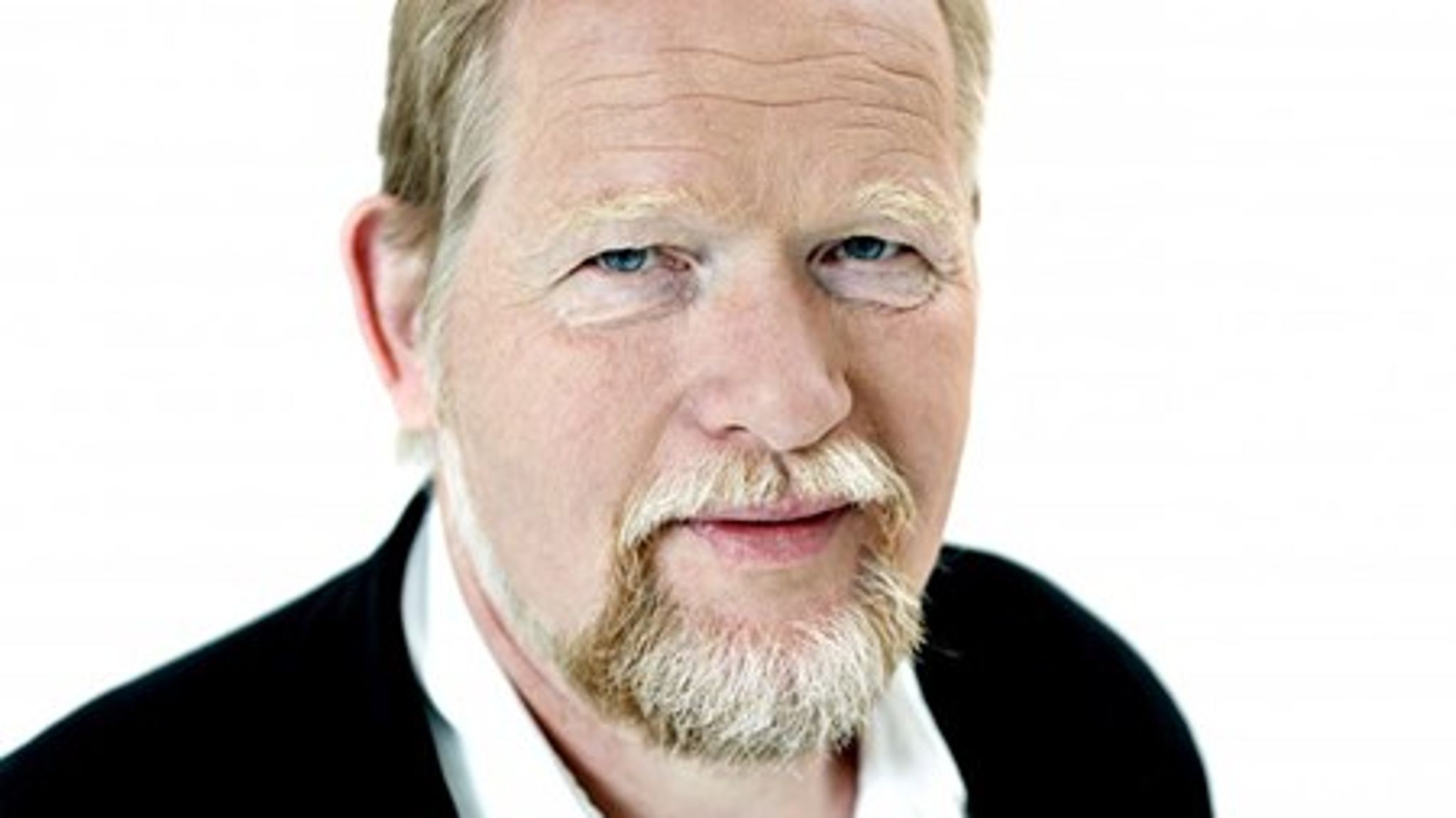 Det koster i dag samfundet mere end 64 milliarder kroner om året at have et dårligt arbejdsmiljø. Det skal der laves om på, og Enhedslistens Christian Juhl peger her på flere steder at tage fat.