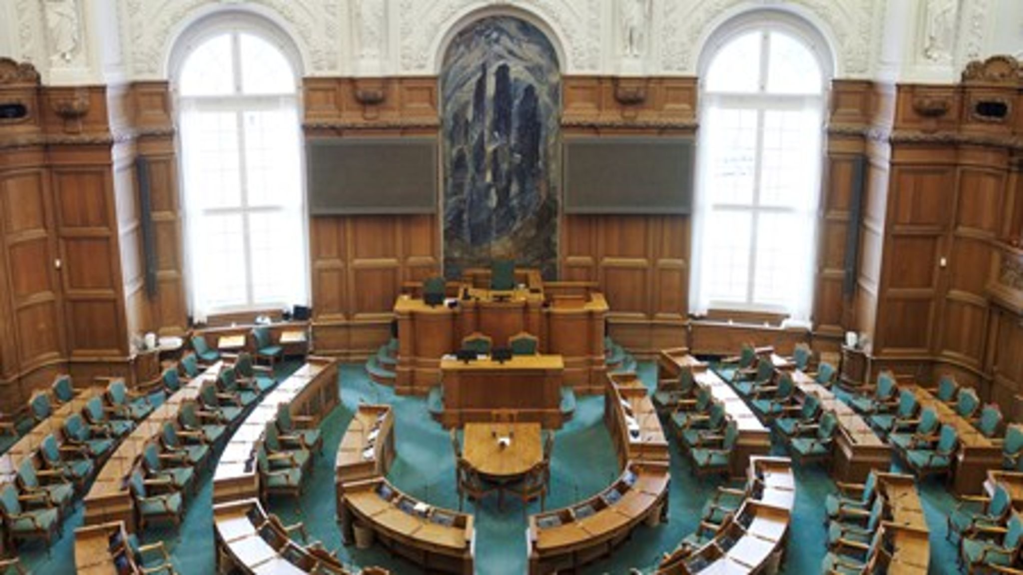 Folketingetsalen står tom i denne uge. Der er nemlig ingen lov-behandling på programmet. Officielt åbner Folketinget den første tirsdag i oktober.&nbsp;