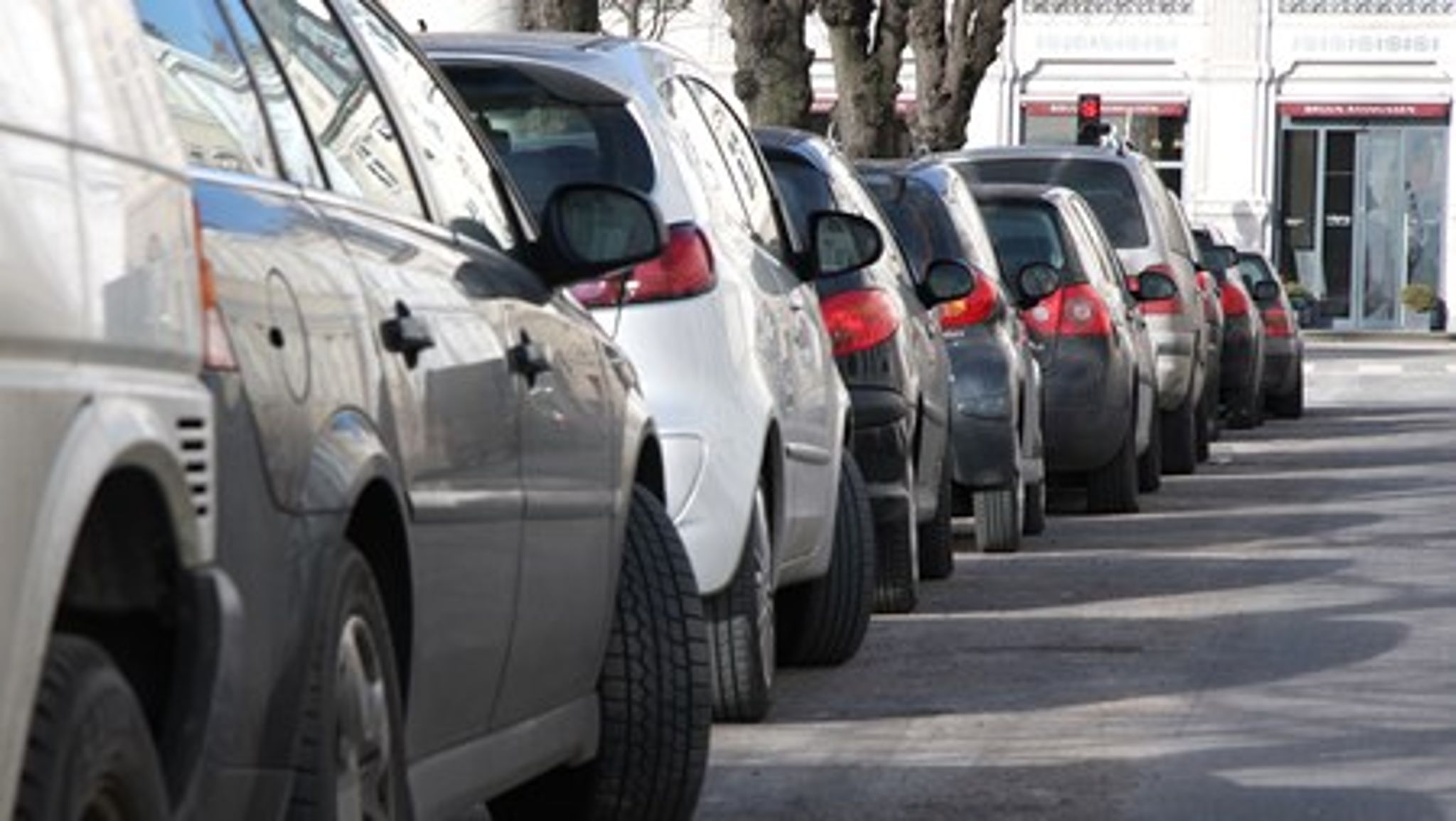 En højere parkeringspris vil få flere biler væk fra gaden, lyder det fra forskere. 