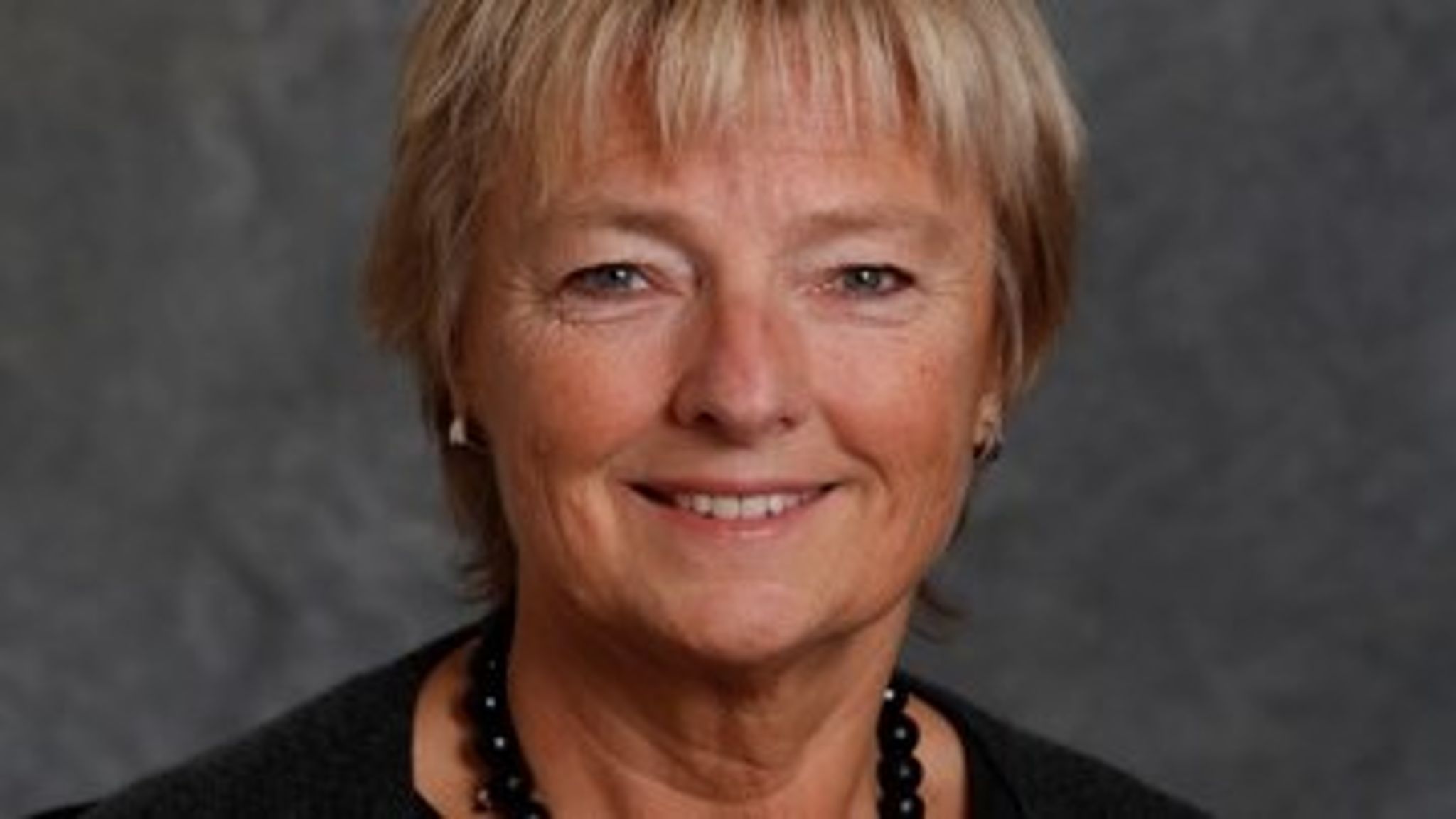 Hvis børn ikke er opdraget til eller har familiær opbakning til, at skole og uddannelse er vigtigt, skal der tages hånd om det tidligt. Det er kostbart både på det menneskelige og økonomiske plan, hvis en ung bliver marginaliseret, mener Helle Linnet, landsformand for Foreningen af Socialchefer.