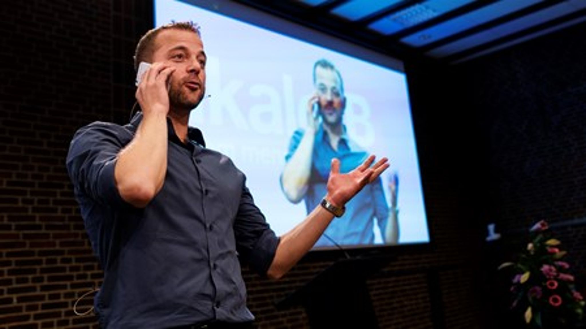 Den radikale leder Morten Østergaard startede sin tale med at snakke i telefon med et af partiets 600 nye medlemmer.&nbsp;
