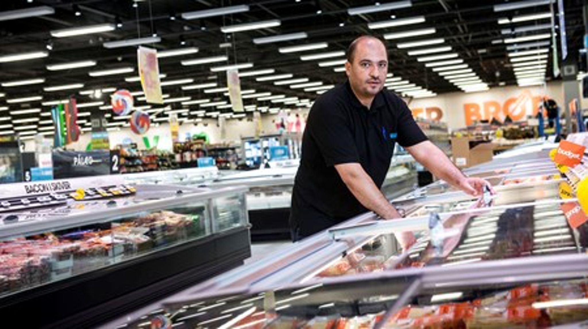 Sammen med ni andre syrere er Mohammad Abdalrazzak Al Youssef i praktik hos Bilka i Kolding. Som de første flygtninge både arbejder og lærer de dansk i supermarkedet.<br>