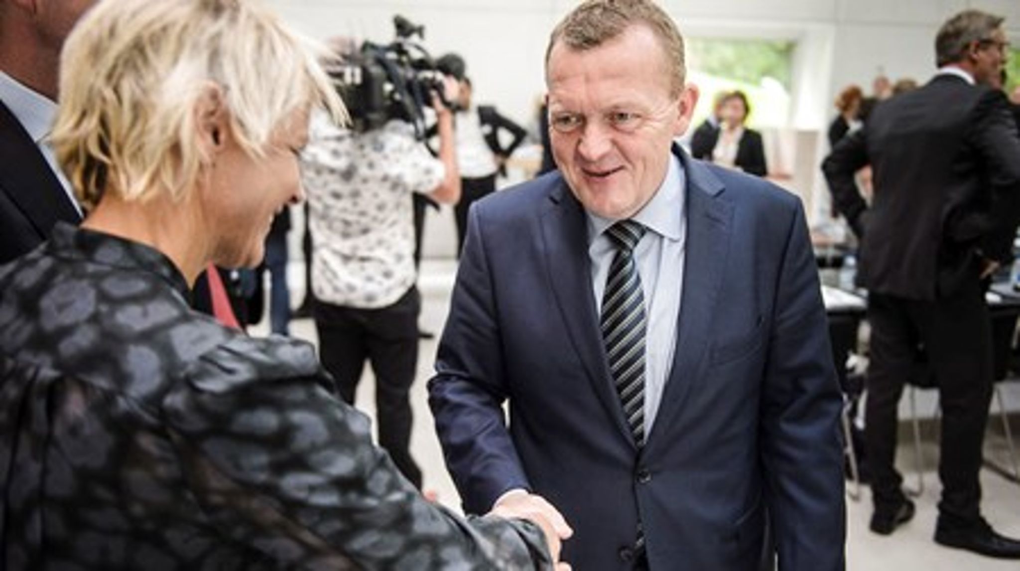 Statsminister Lars Løkke Rasmussen byder torsdag velkommen til civilt topmøde på Marienborg. Her hilser han på prorektor på Københavns Universitet Lykke Friis.