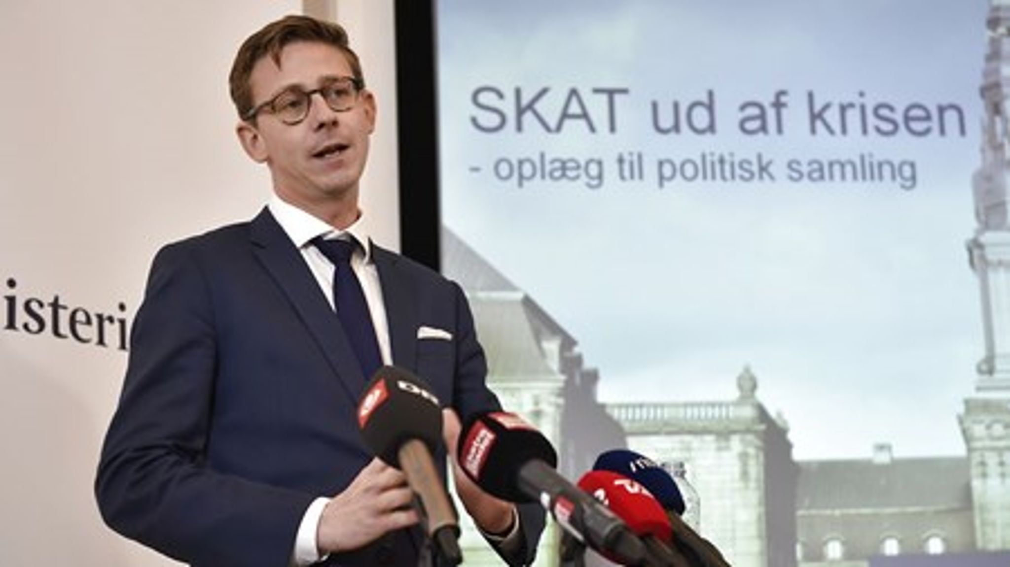 Det er rimeligt at kalde Skat en regulær krise, siger skatteminister Karsten Lauritzen (V), der fredag er kommet med en ny handlingsplan. 