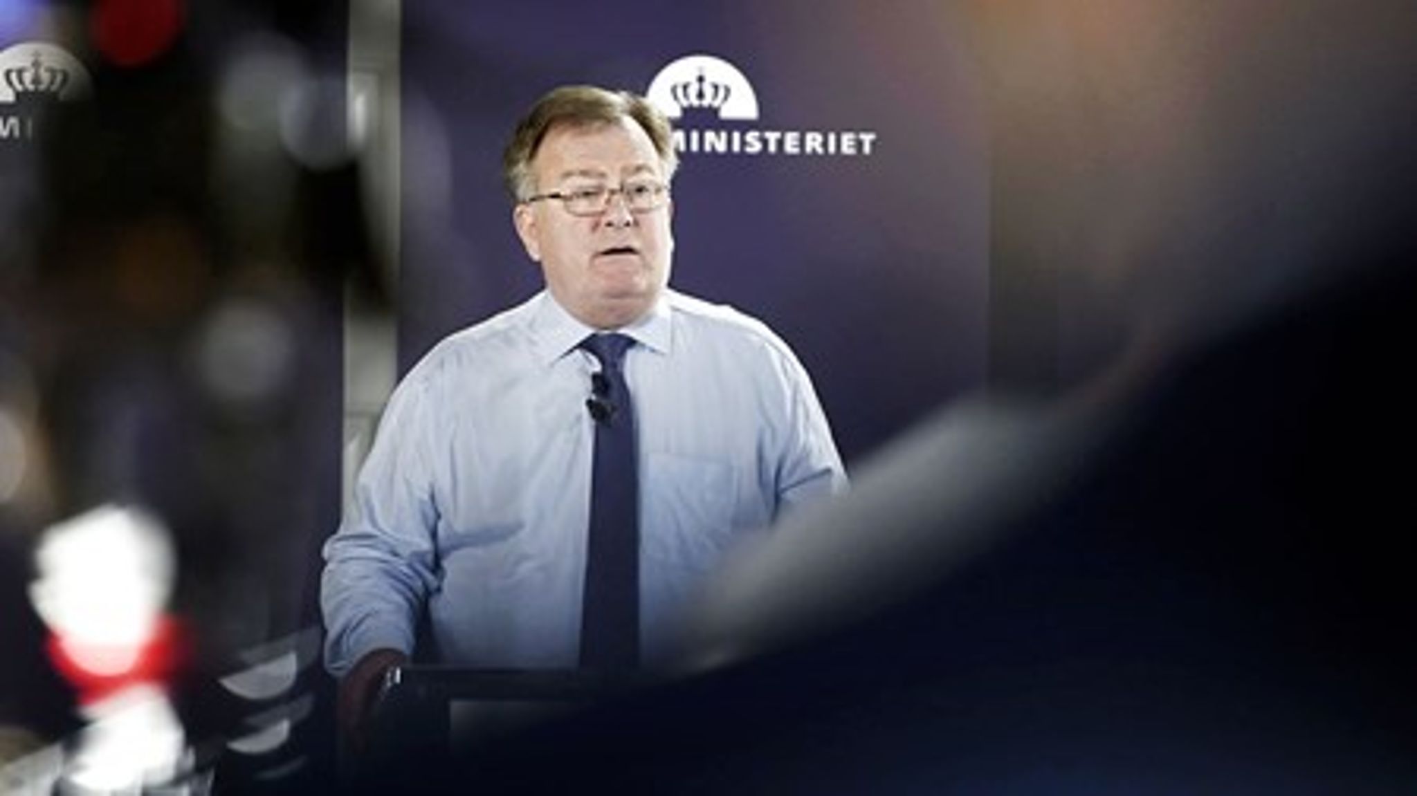 Finansminister Claus Hjort Frederiksen har ikke øremærket et bestemt beløb til politiet på næste års finanslov. Men han lover, at&nbsp;justitsministeren nok skal&nbsp;komme med regeringens skøn, når forhandlingerne om det næste politiforlig starter.