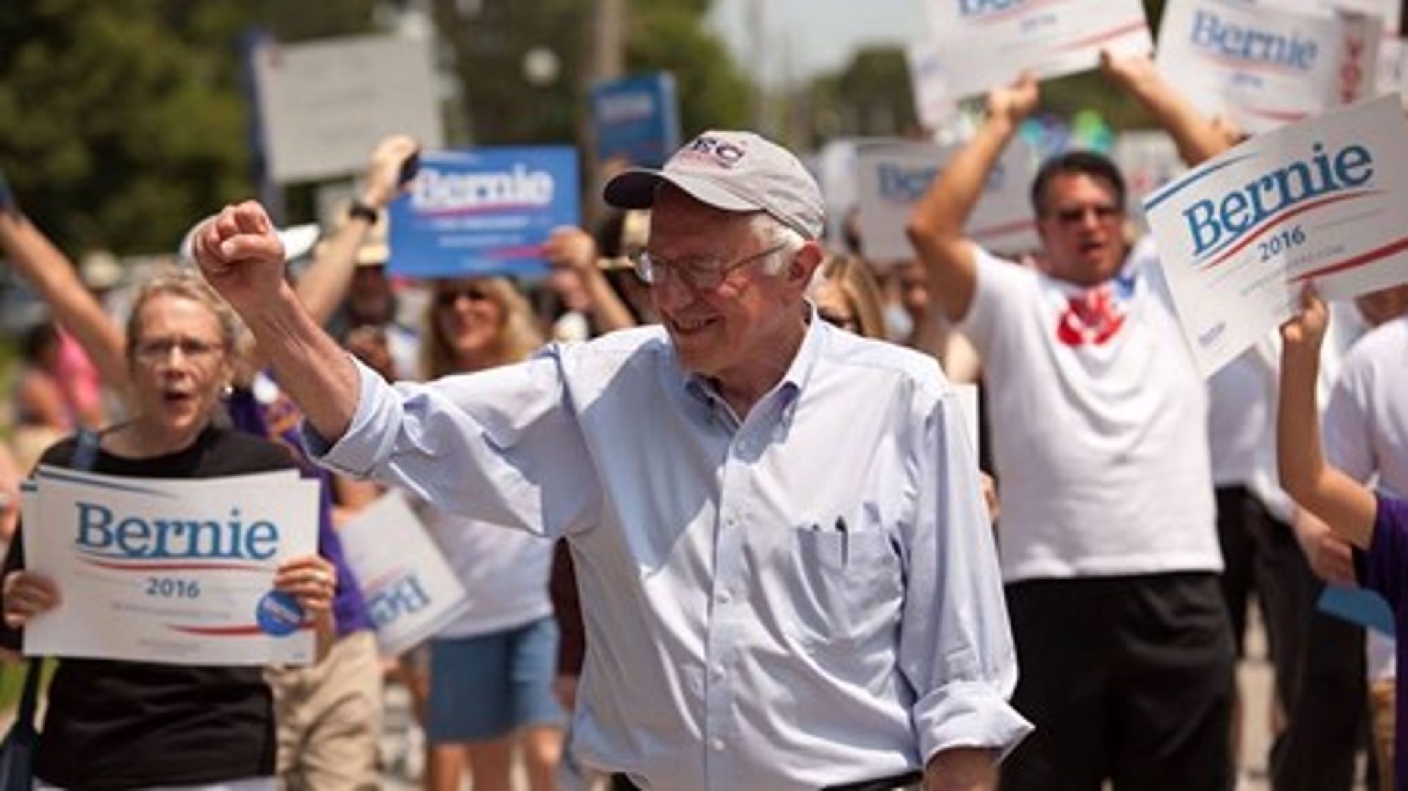 Den demokratiske præsidentkandidat Bernie Sanders er med sin notoriske vrissenhed, krøllede jakkesæt og en amerikansk version af skandinavisk socialisme blevet en elsket kultfigur blandt USA's venstreorienterede unge.