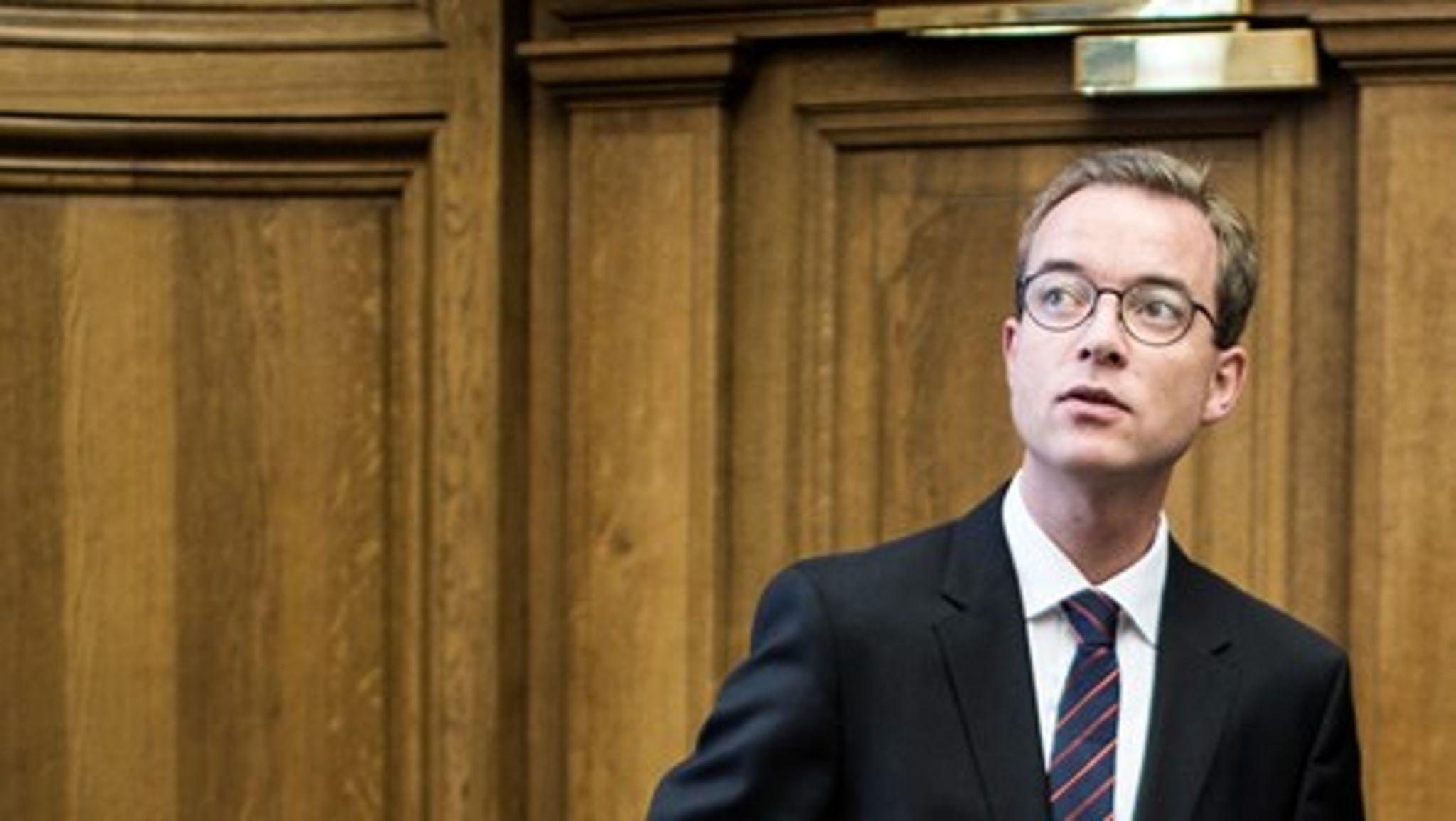 Forskningsminister Esben Lunde Larsen er oppe mod selveste Grundtvig, som på ganske få dage har samlet 14.000 følgere på Facebook-kampagne-siden ”Nej til Højskolelukninger”.<div><br></div>