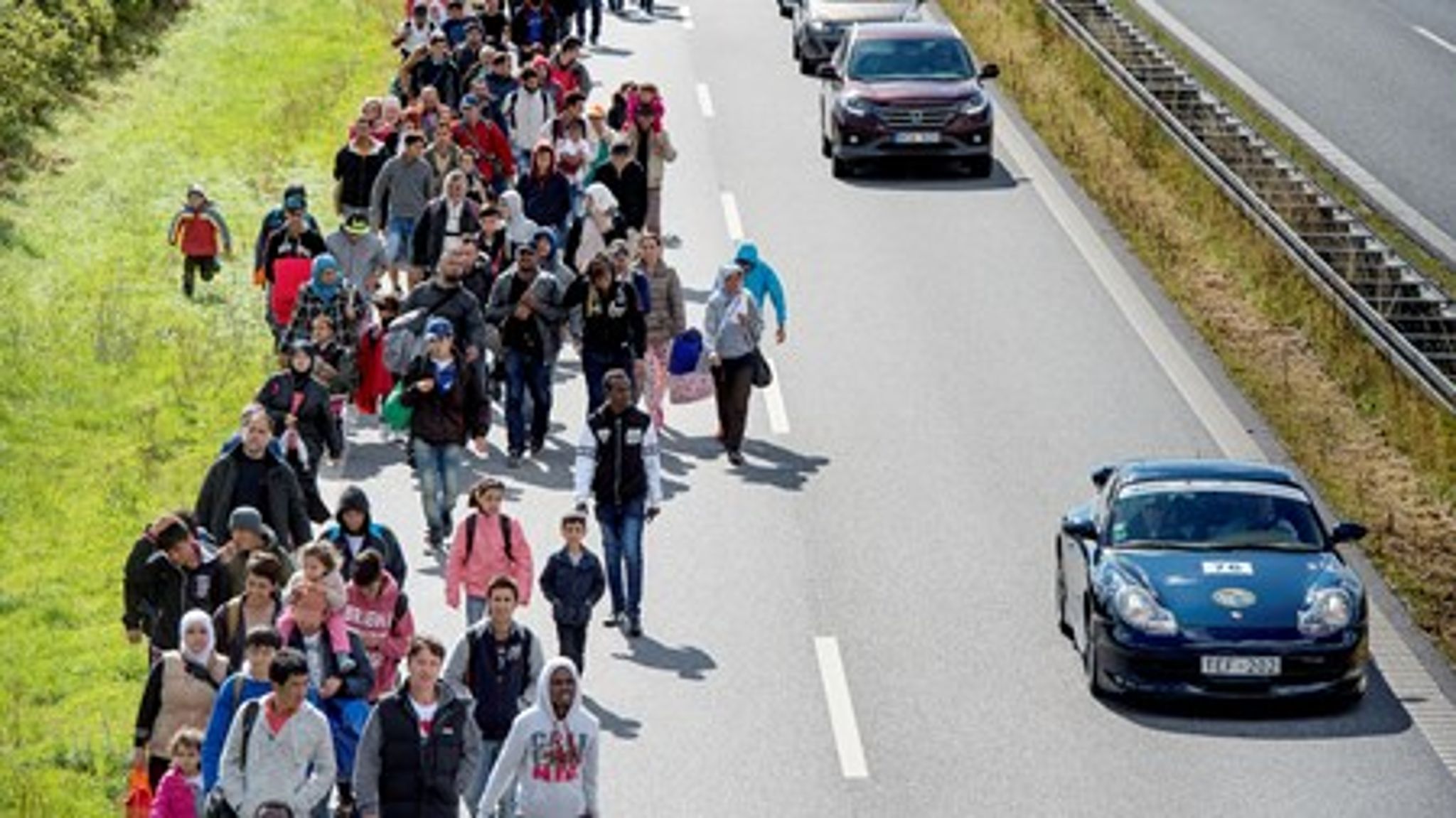 Der vandrer ikke længere flygtninge på danske motorveje, men det betyder på ingen måde, at tilstrømningen er stoppet. Tværtimod vil Danmark give ophold til det højeste antal flygtninge i 20 år.<br>