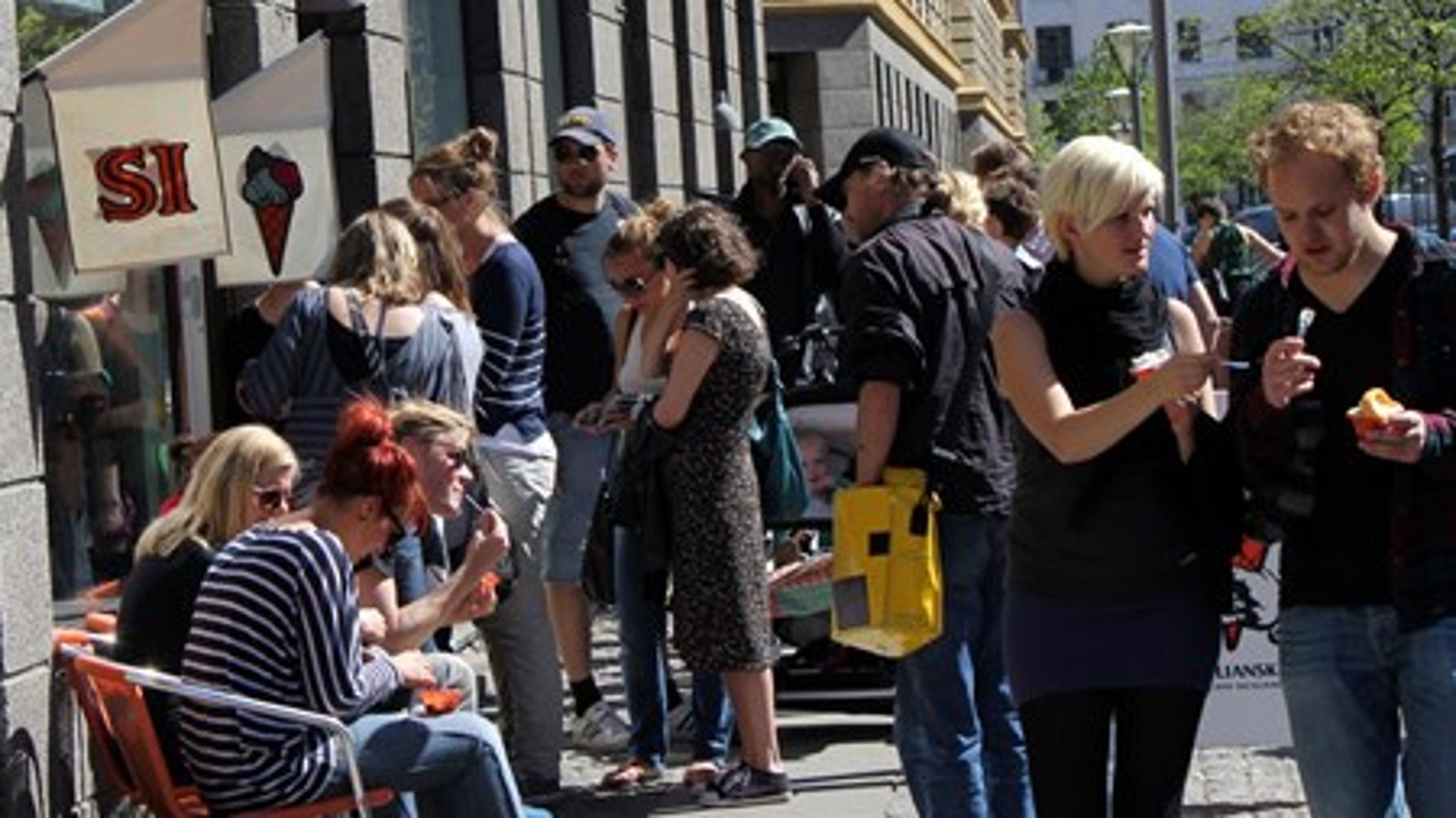 <i>Sommertid
er istid, men selv om der ofte er trængsel foran butikken i
Skydebanegade, kom Siciliansk Is alligevel i økonomiske
vanskeligheder.</i>