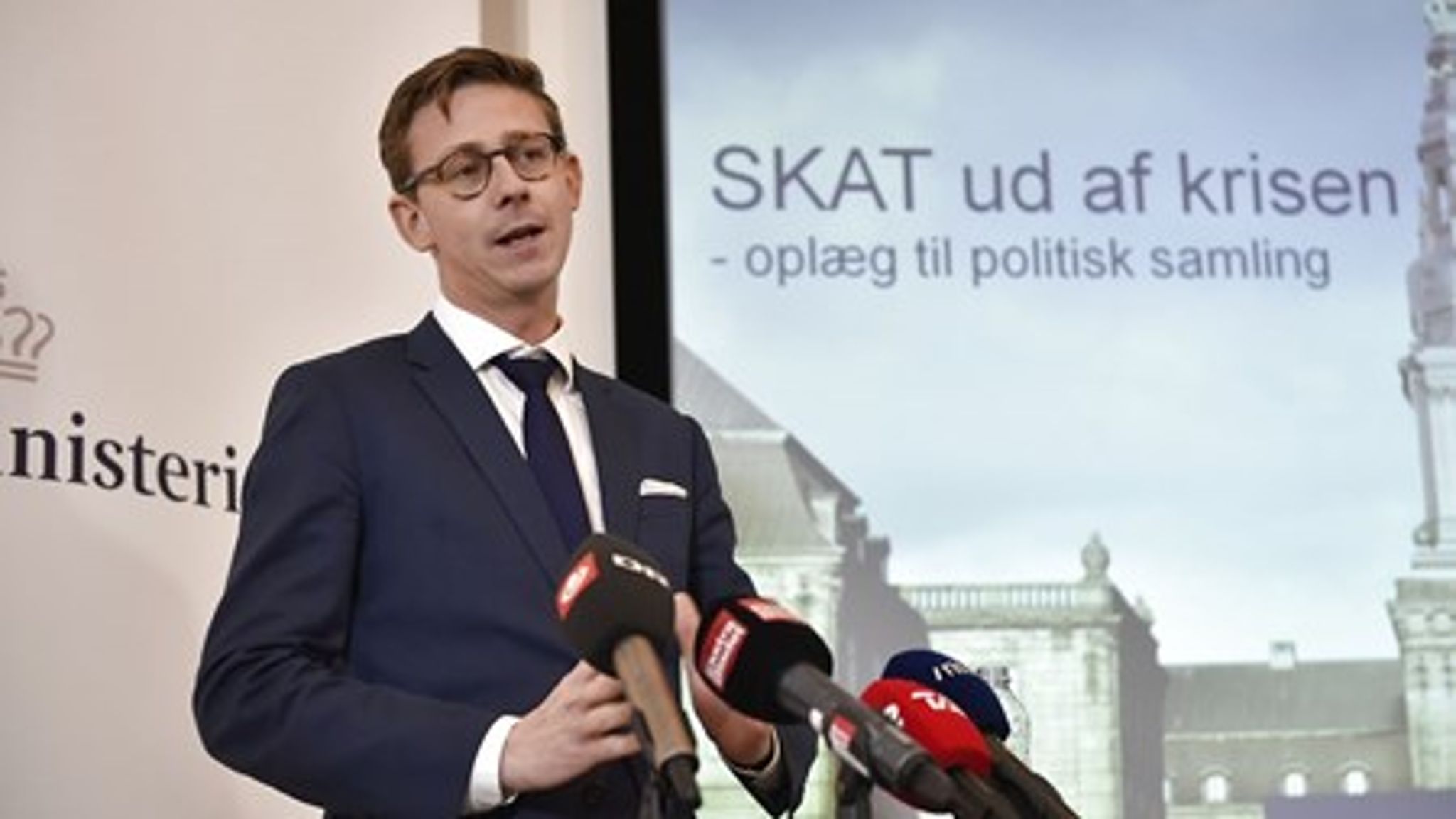 "Jeg tager naturligvis kritikken alvorligt," lyder det fra skatteminister Karsten Lauritzen, efter Skatteministeriet har fået skarp kritik fra Statsrevisorerne. 