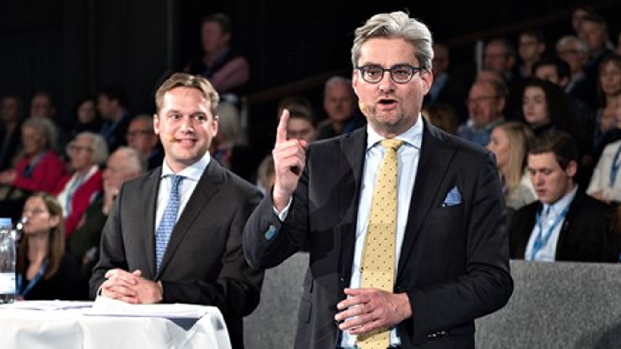 "Hvordan standser man en tidevandsbølge?" spørger justitsminister Søren Pind (V) , da han bliver bedt om et svar på, hvordan man begrænser strømmen af asylansøgere og migranter..<br>