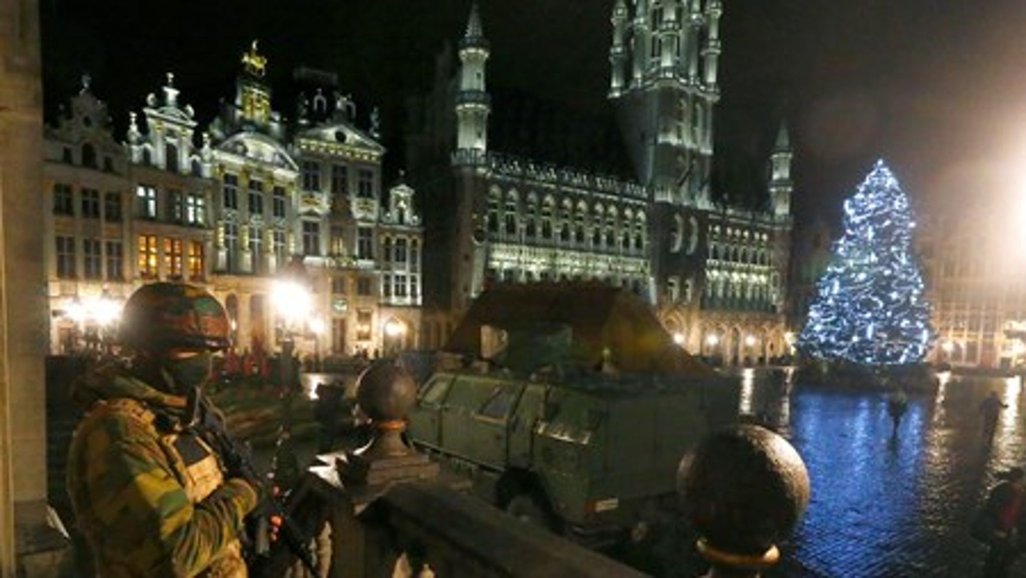 Bruxelles' centrum var søndag aften spærret af på grund af frygt for terroranslag. EU-institutionerne aflyser alle ikke-essentielle møder og opfordrer de ansatte til at arbejde hjemmefra.
