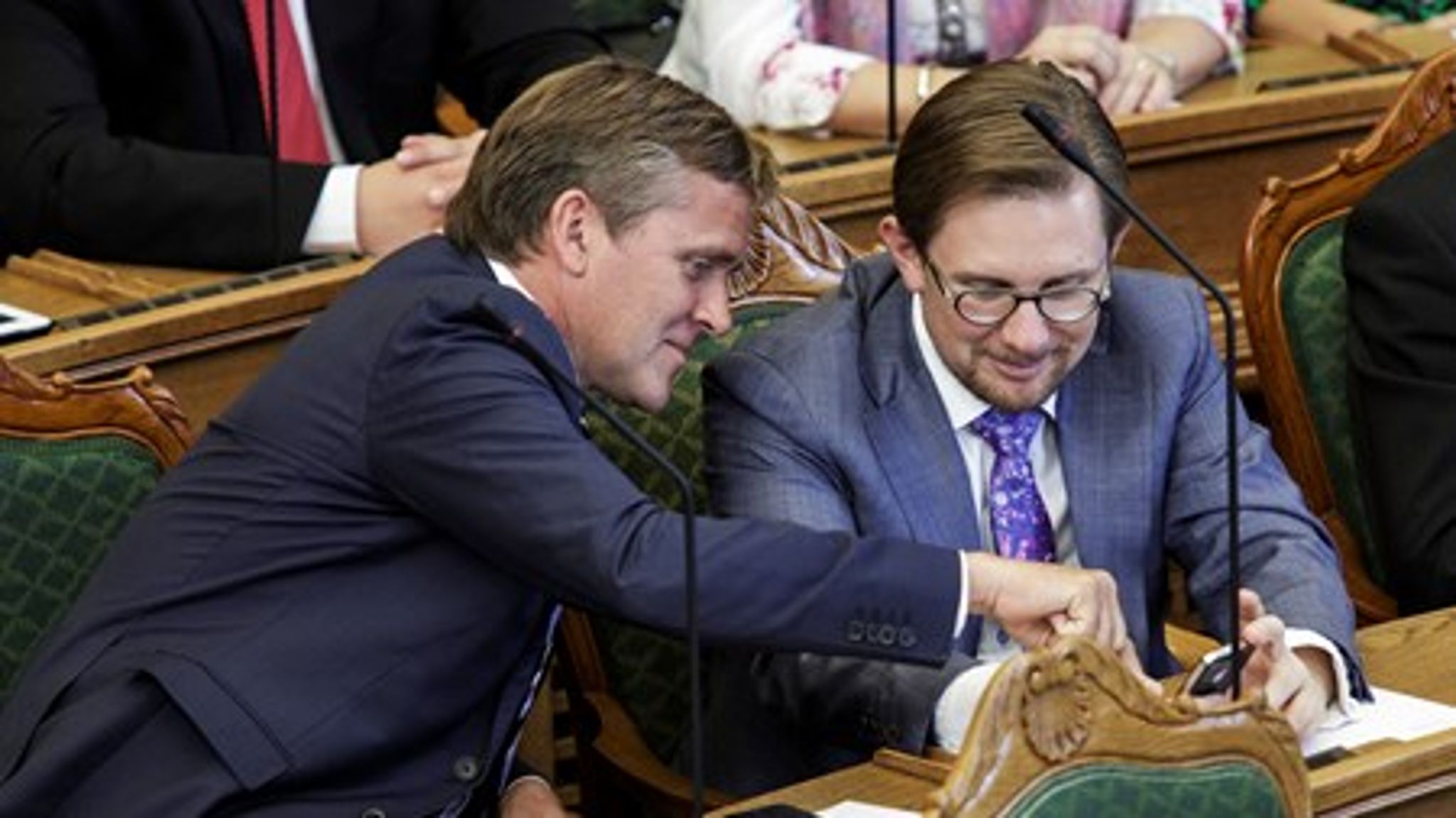 Anders Samuelsen og Simon Emil Ammitzbøll i Folketingssalen. <br>Liberal Alliances politikere er samlet set de dygtigste til sociale medier og til debatten blandt alle partier, skriver Benjamin Rud Elberth. 