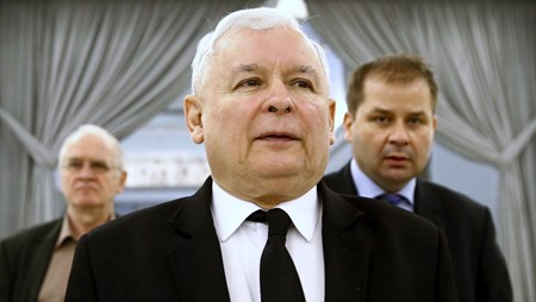 Godt nok hedder Polens nye premierminister Beata Szydlo, men landets ubestridte leder hedder reelt Jaroslaw Kaczynski (forrest på billedet). Begge kommer fra regeringspartiet Lov og Retfærdighed (PiS).