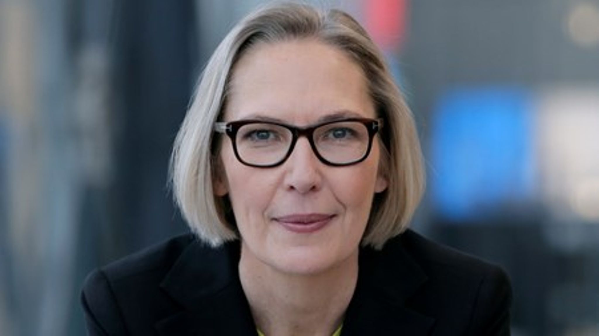Det faktum, at DR er finansieret af danskerne via medielicensen, betyder at vi har en fast økonomisk ramme. Det er naturligvis et privilegium. Derfor, og fordi vi er ejet af danskerne, har vi en forpligtelse til at lytte. Først og fremmest til de borgere og det samfund, vi er sat i verden for at betjene. Det mener DR's generaldirektør Maria Rørbye Rønn.