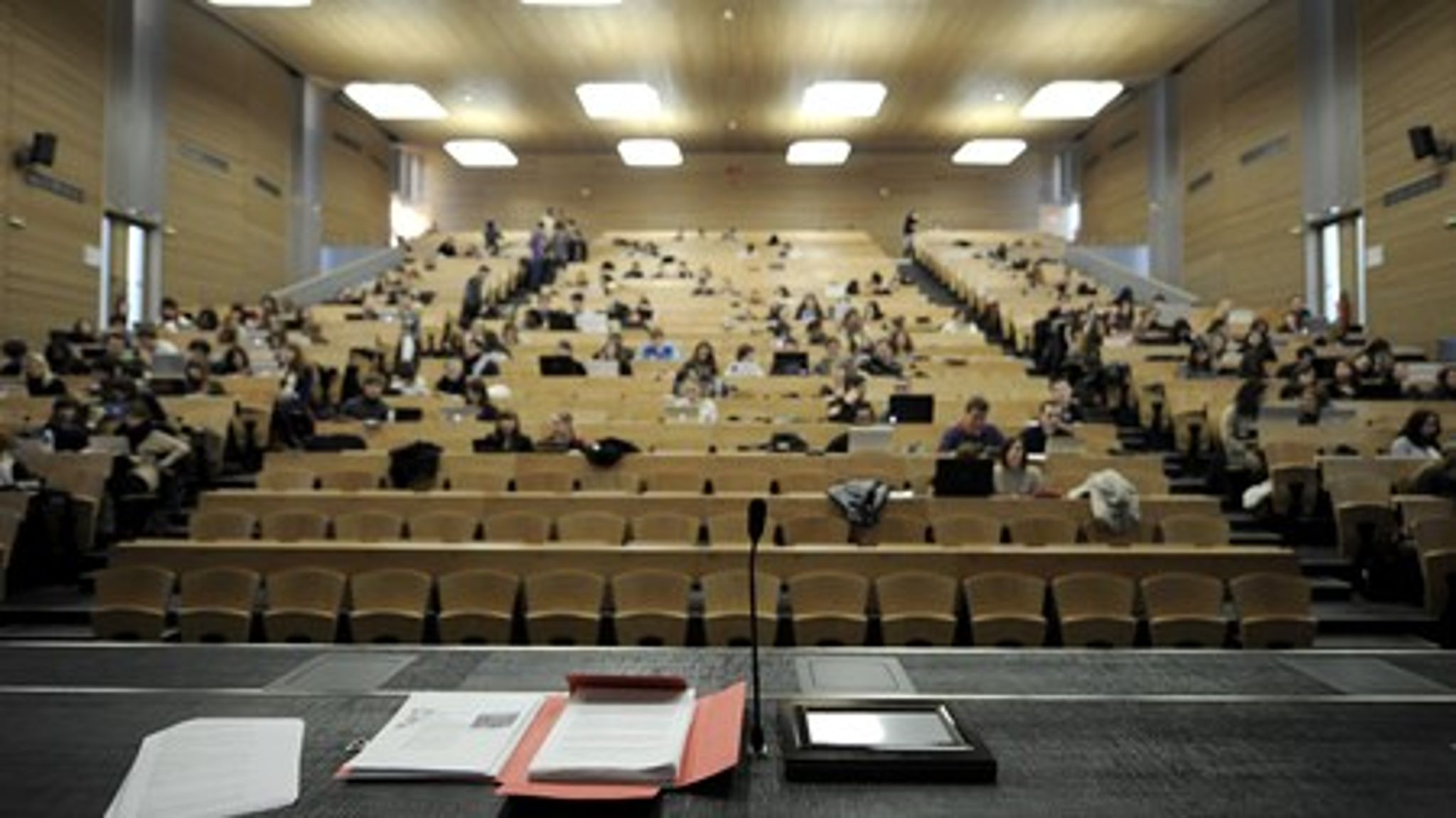 Der bliver skåret i antallet af ansatte på både universiteter og professionshøjskoler som følge af finansloven. Ingen melder dog om lige så store nedskæringer som på Københavns Universitet, der i sidste uge bebudede en stor fyringsrunde.<br>