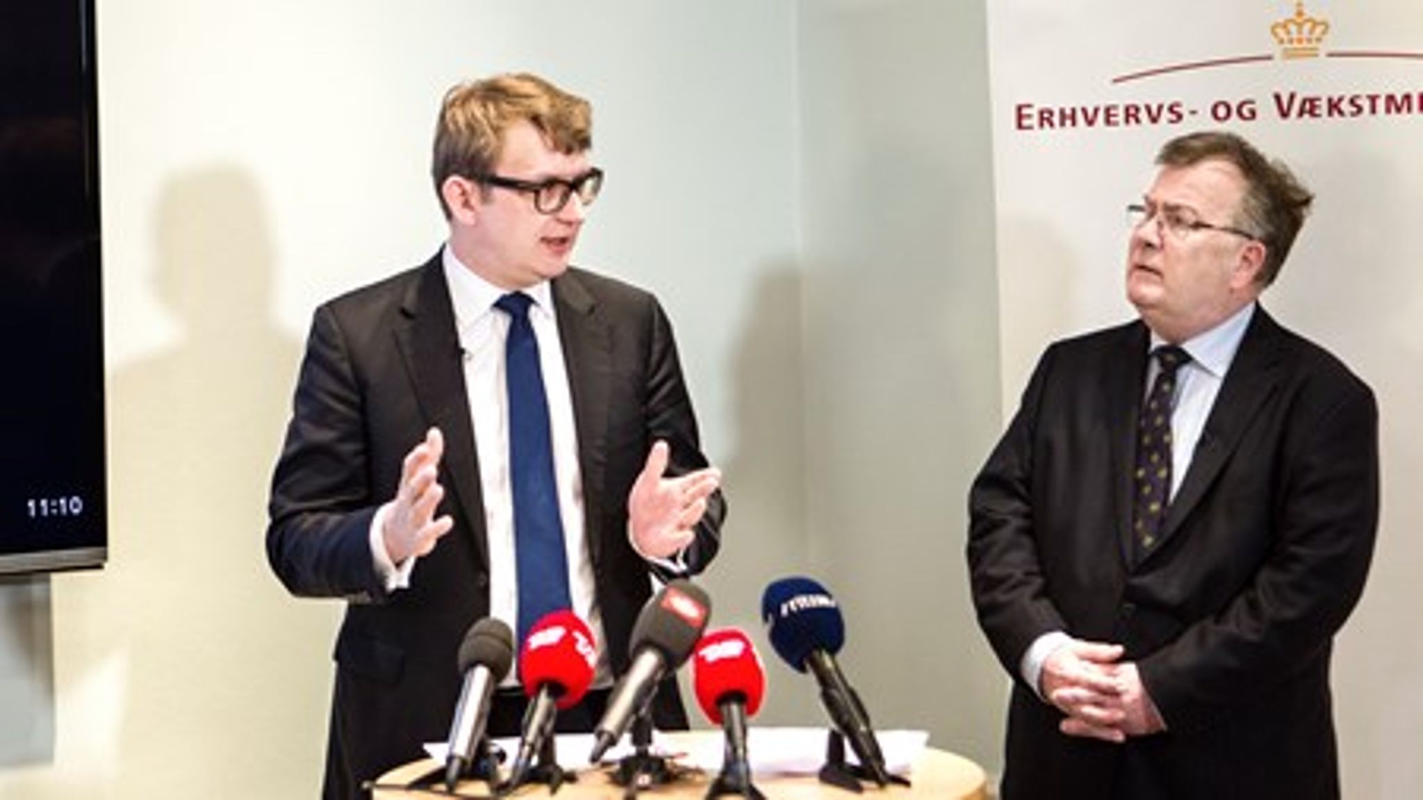 Erhvervs- og vækstminister Troels Lund Poulsen og finansminister Claus Hjort Frederiksen kunne tirsdag fortælle, at den samlede regning for udflytningen af arbejdspladser forventes at løbe op i cirka en milliard kroner. 