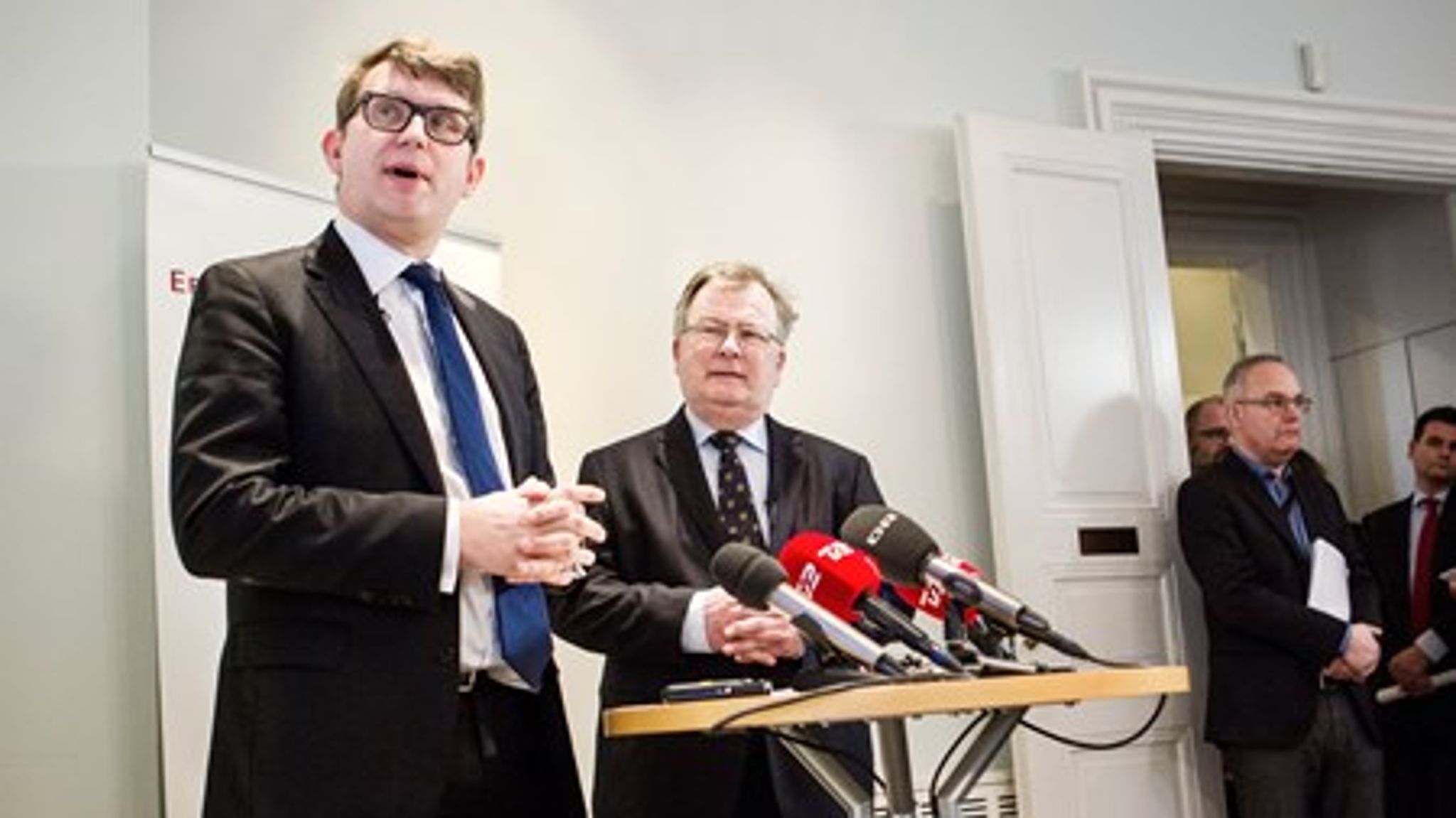 Erhvervs- og vækstminister Troels Lund Poulsen og finansminister Claus Hjort Frederiksen kunne tirsdag fortælle, at den samlede regning for udflytningen af arbejdspladser forventes at løbe op i cirka en milliard kroner. 