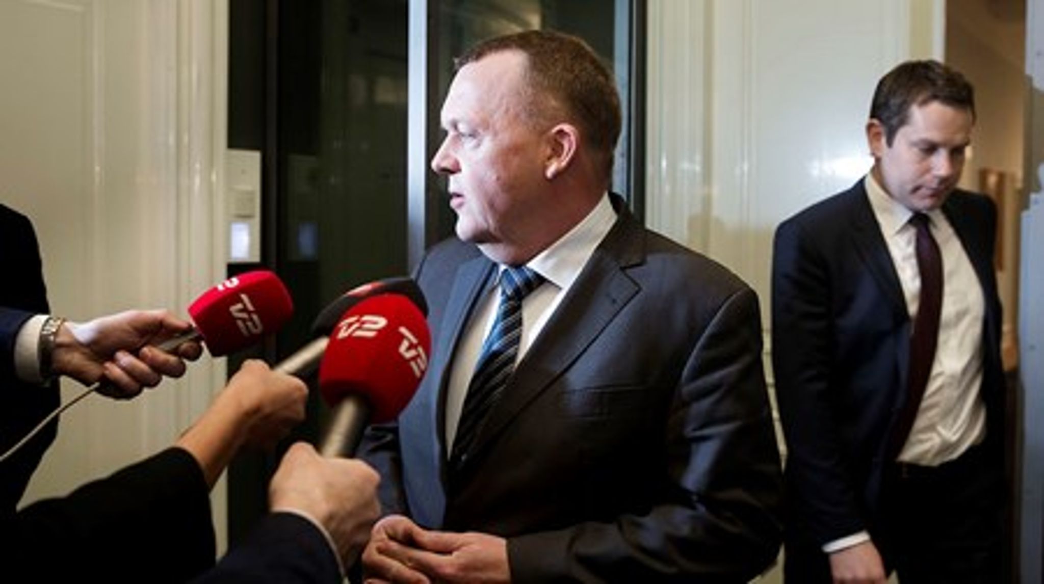 Lars Løkke Rasmussen vil torsdag indlede forhandlingerne om en tillægsaftale til landbrugsaftalen. Det har dog ikke gjort Konservative mildere stemt overfor miljø- og fødevareministeren.&nbsp;