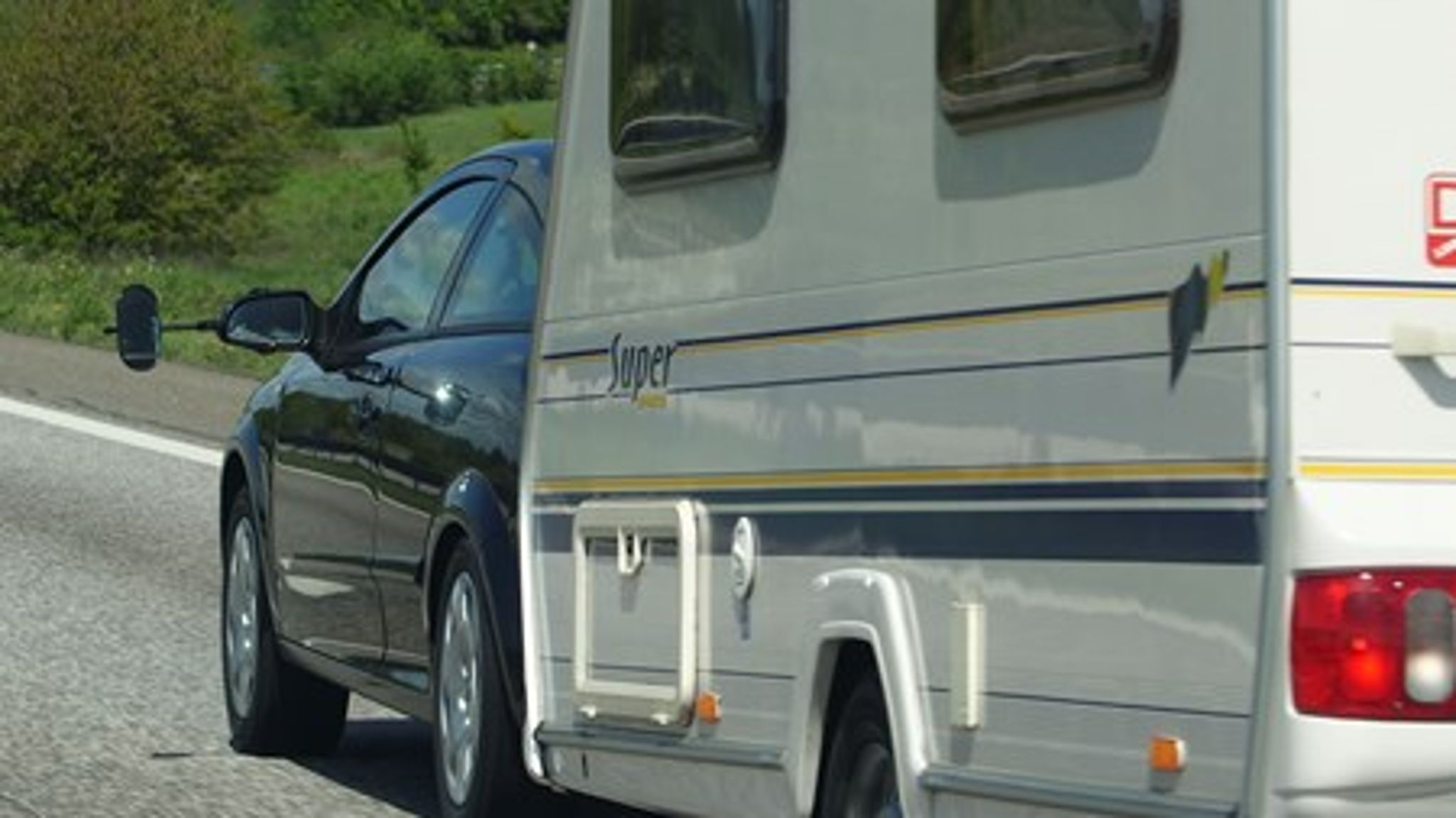 Et af de kritiserede lovforslag er forslaget om at hæve hastigheden for blandt andet campingvogne fra 80 til 100 kilometer i timen.