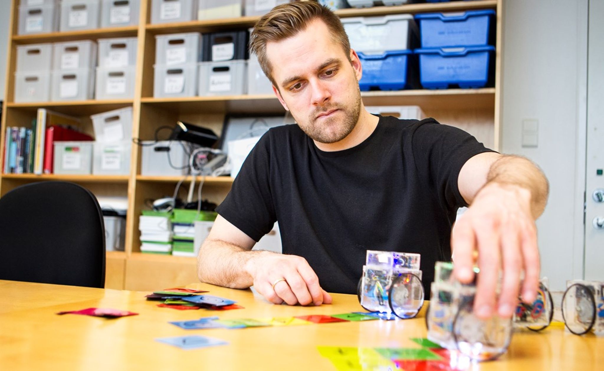 Tommy Otzen i selskab med robotten Kubo, som han håber at kunne sælge til danske folkeskoler. Her skal den lære børn helt ned til de mindste klasser at programmere robotter.