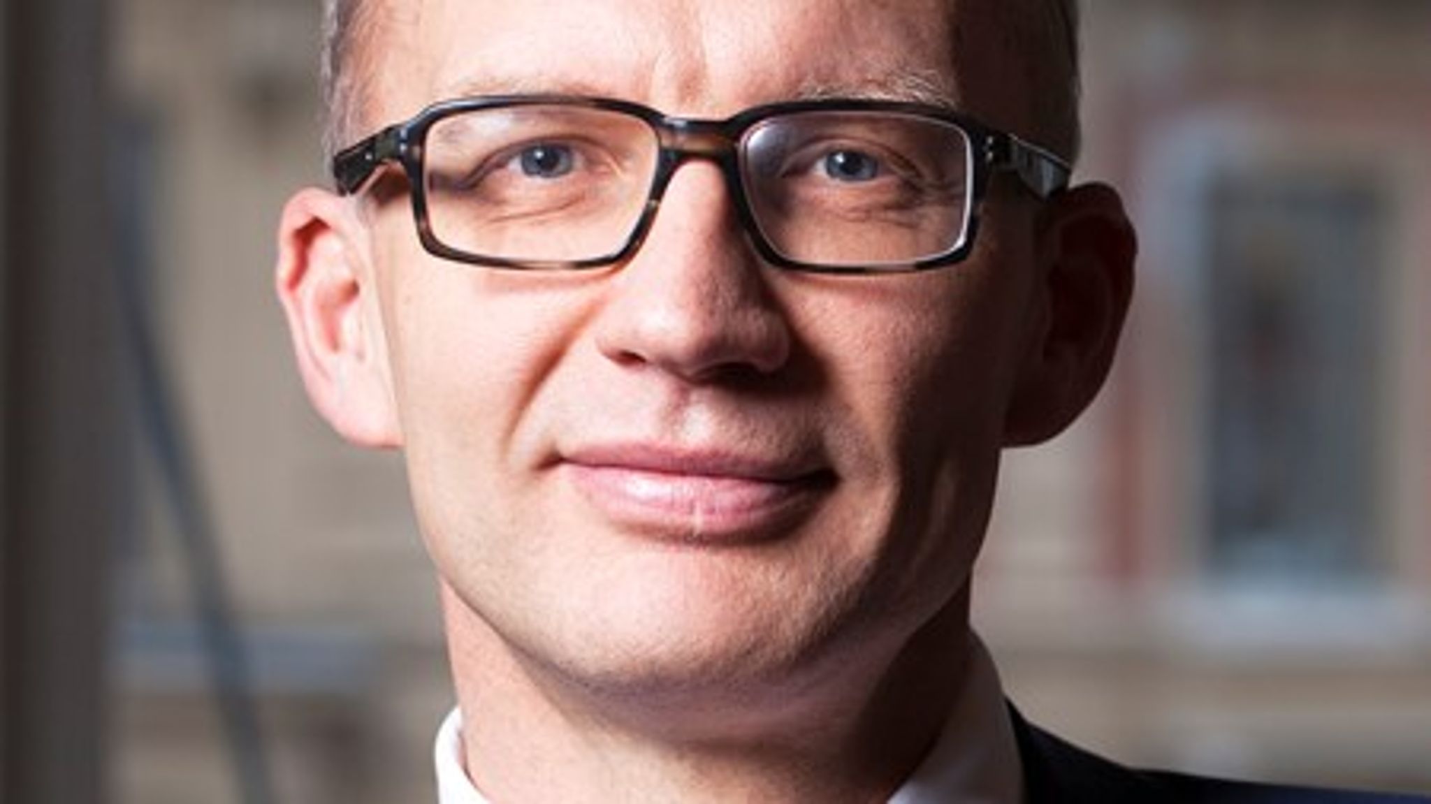 Boliger til flygtninge skal designes så billigt, at huslejen kan holdes nede. Men ikke så billigt, at det byggeteknisk bliver noget slumlignende bras. Det skriver Jens Elmelund, adm. direktør i KAB.