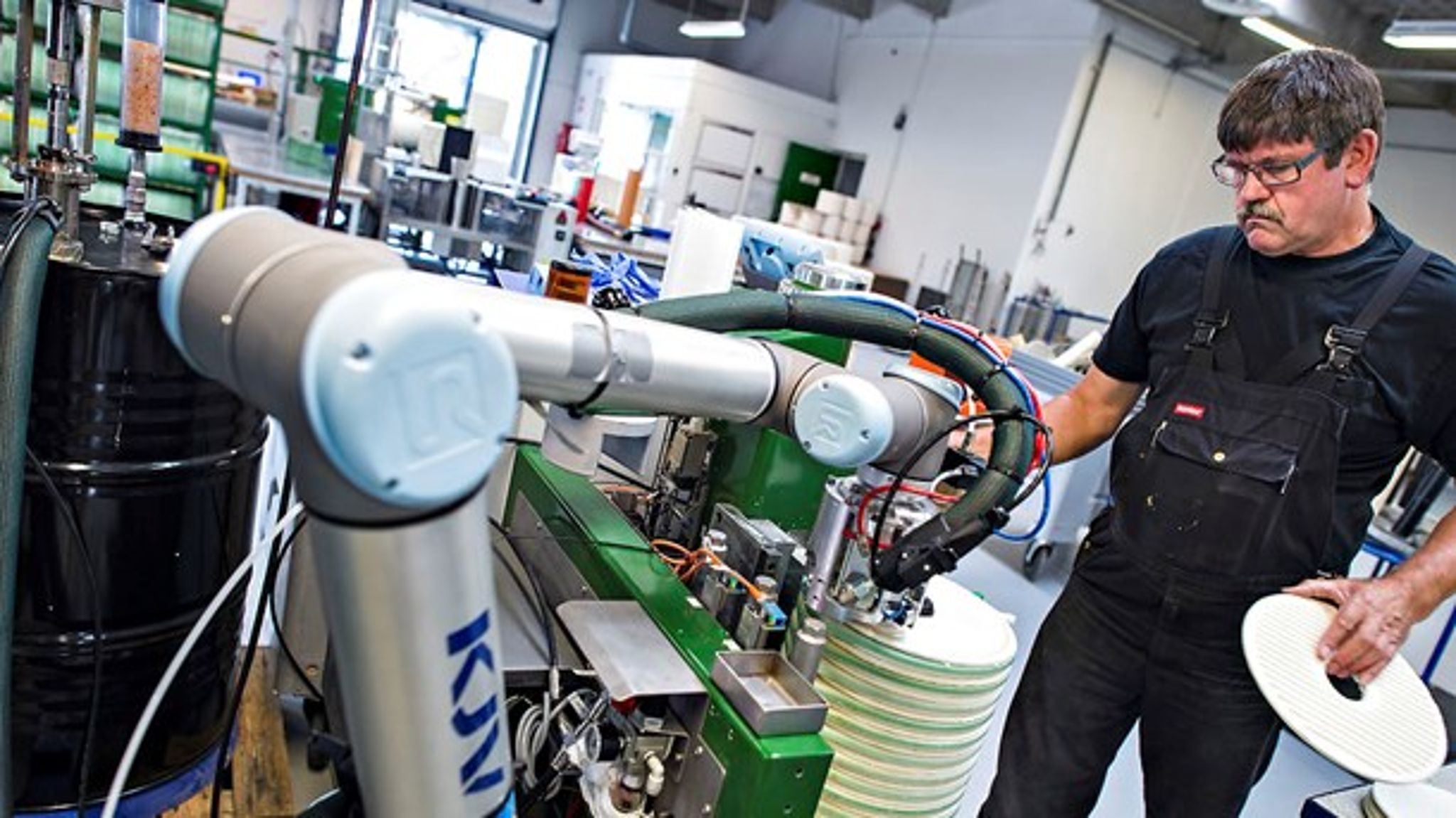 Firmaet C.C. Jensen har siden 2011 fordoblet produktionen af oliefiltre til skibe ved hjælp af robotter. Næste skridt er intelligente robotter, som i højere grad kan samarbejde med kolleger af kød og blod. Her er operatør Finn Iversen i gang med at 'oplære' en af de nye robotter.<br>