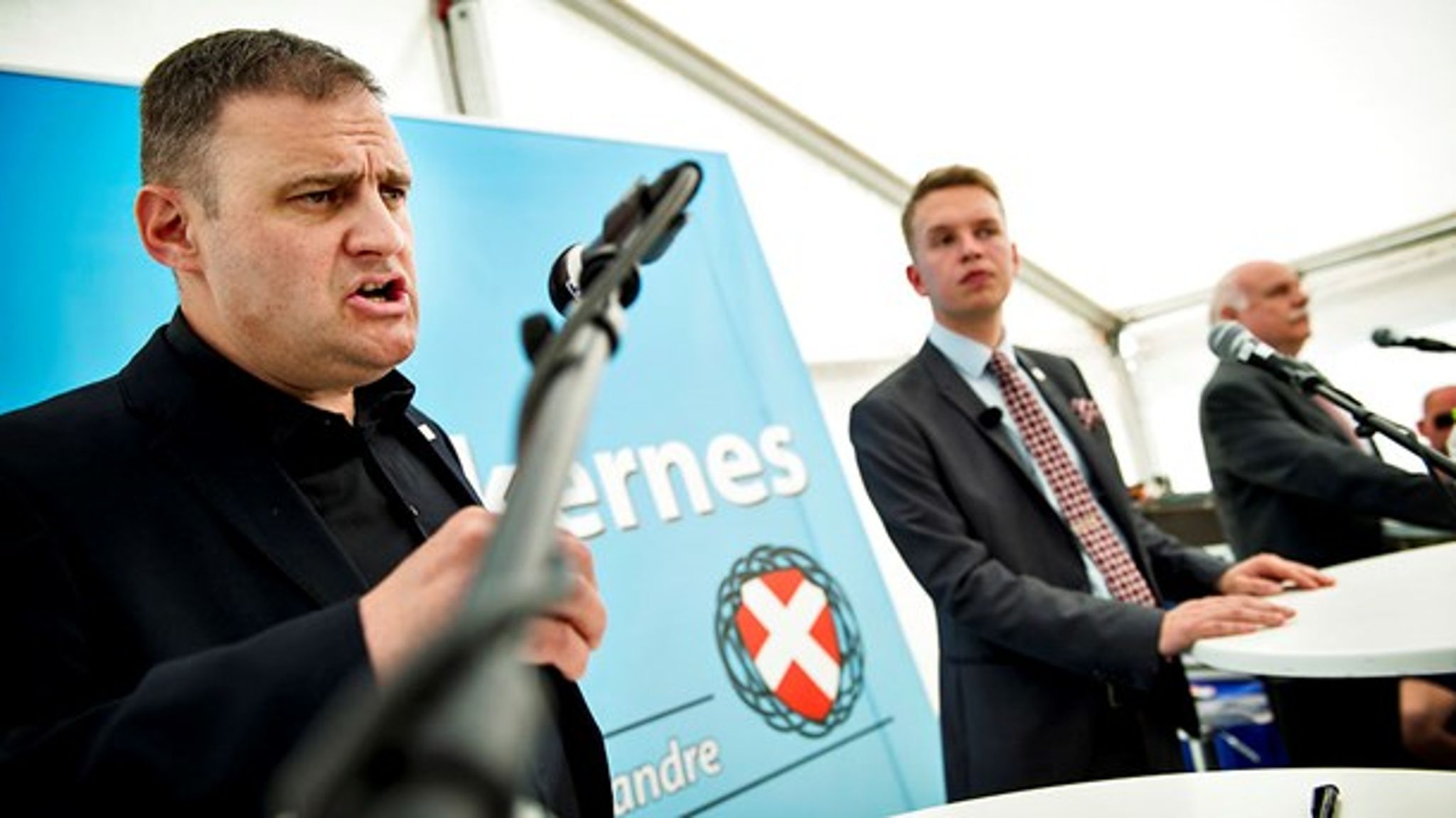 Danskernes Partis formand Daniel Carlsen (i midten) trak sidste forår overskrifter, da han inviterede medlemmer fra Alliancen for fred og frihed til Folkemødet på Bornholm. Her det Georgios Epitideios fra græske Gyldent Daggry. Nu skal EU-Parlamentet afgøre, om det tværeuropæiske parti respekterer grundlæggende EU-værdier.