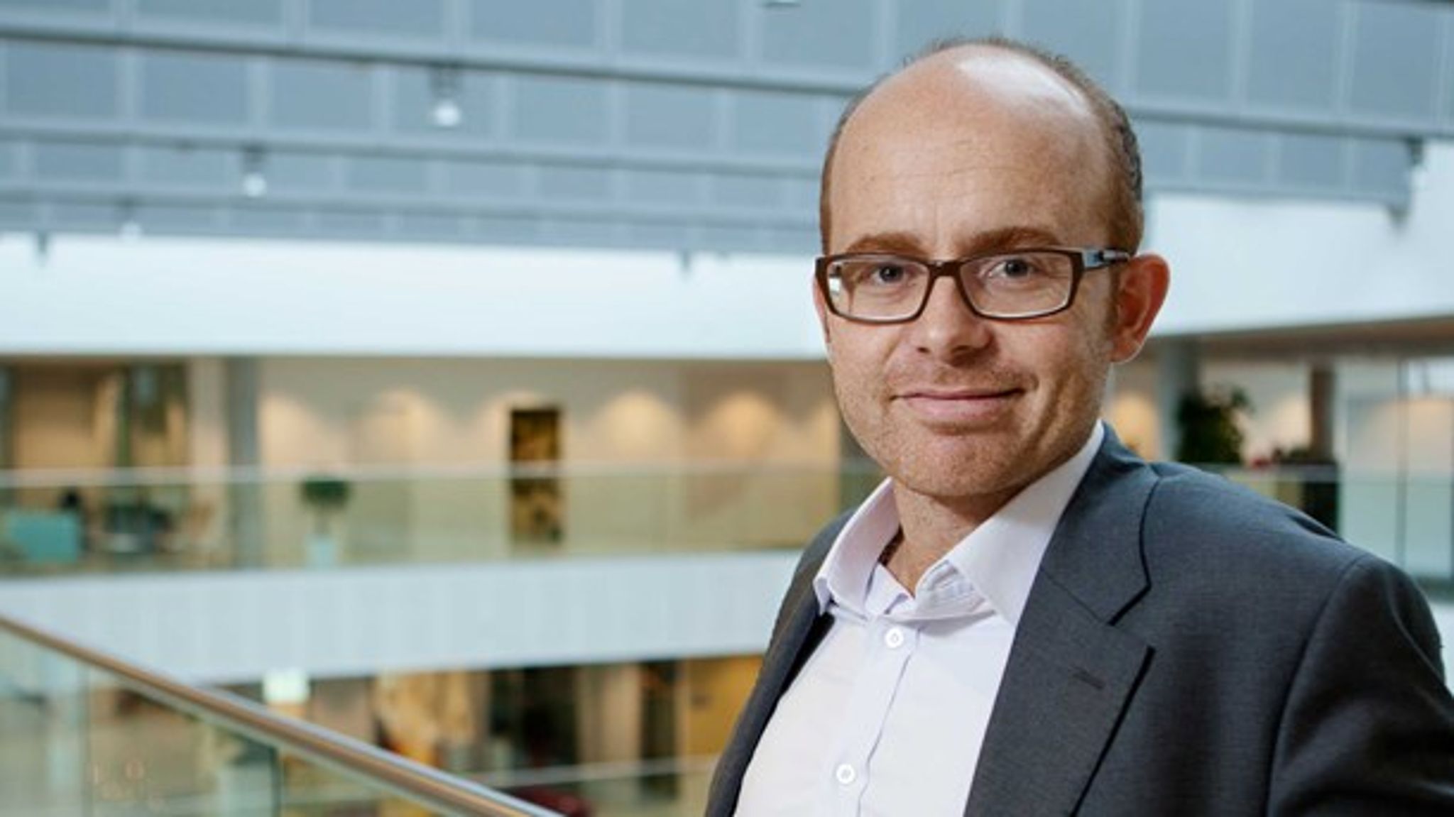 Martin Præstegaard vil have sin chefer til at svare igen på kritik i pressen.&nbsp;