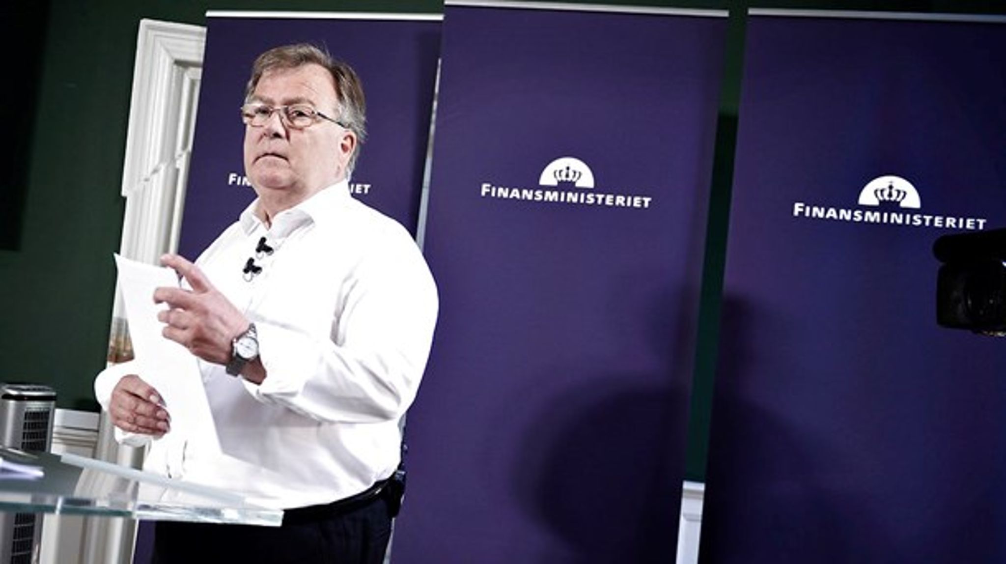 Finansministeriet oplyser, at der er indgået en aftale, som lukker et hul på 300 millioner kroner i dagpengeaftalen. Pengene findes ved at indføre brugerbetaling for studerende, der tager mere end en videregående uddannelse. <br>